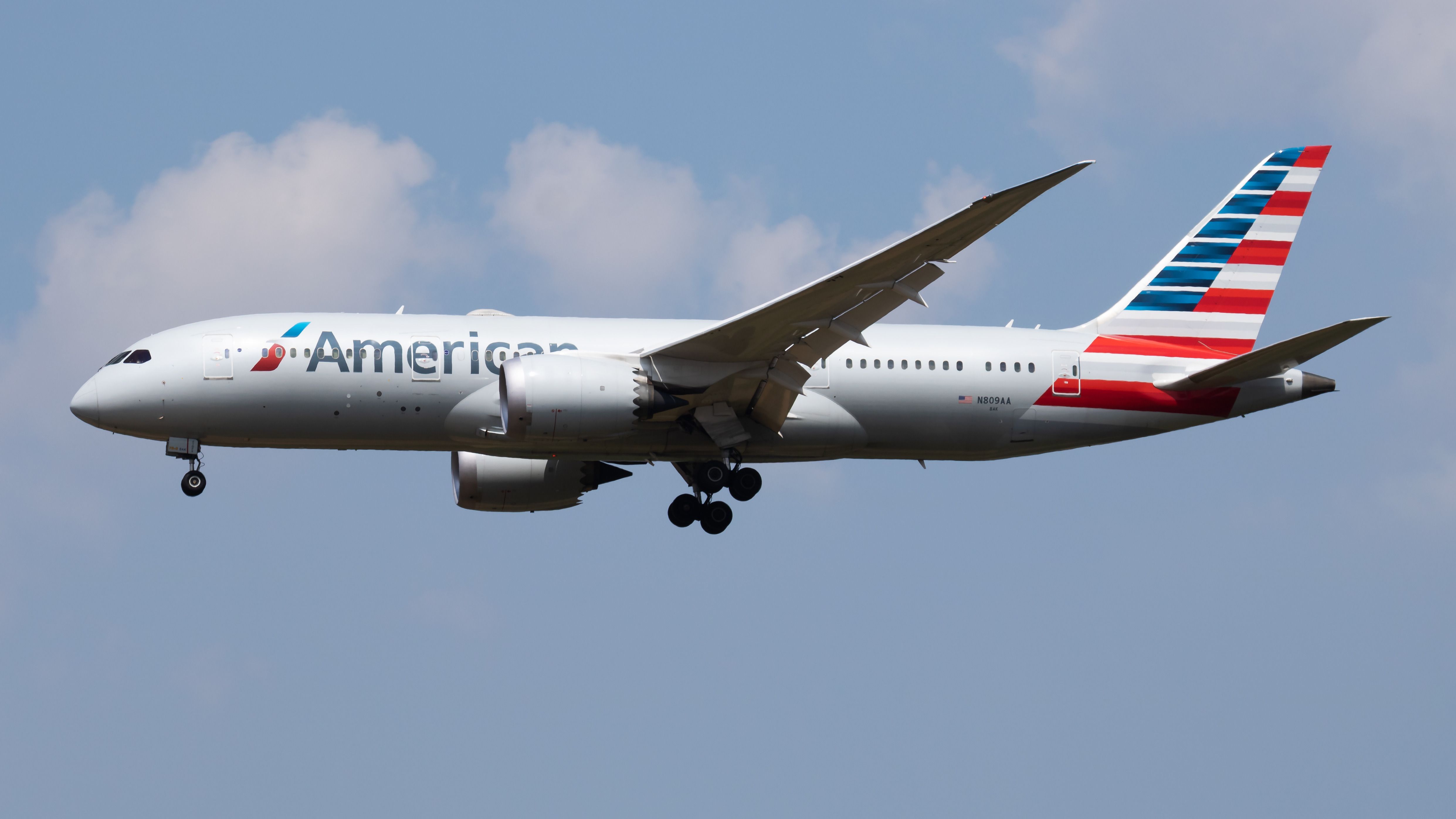 American Airlines Boeing 787-8 Dreamliner N809AA passenger plane landing at London Heathrow Airport (2) 