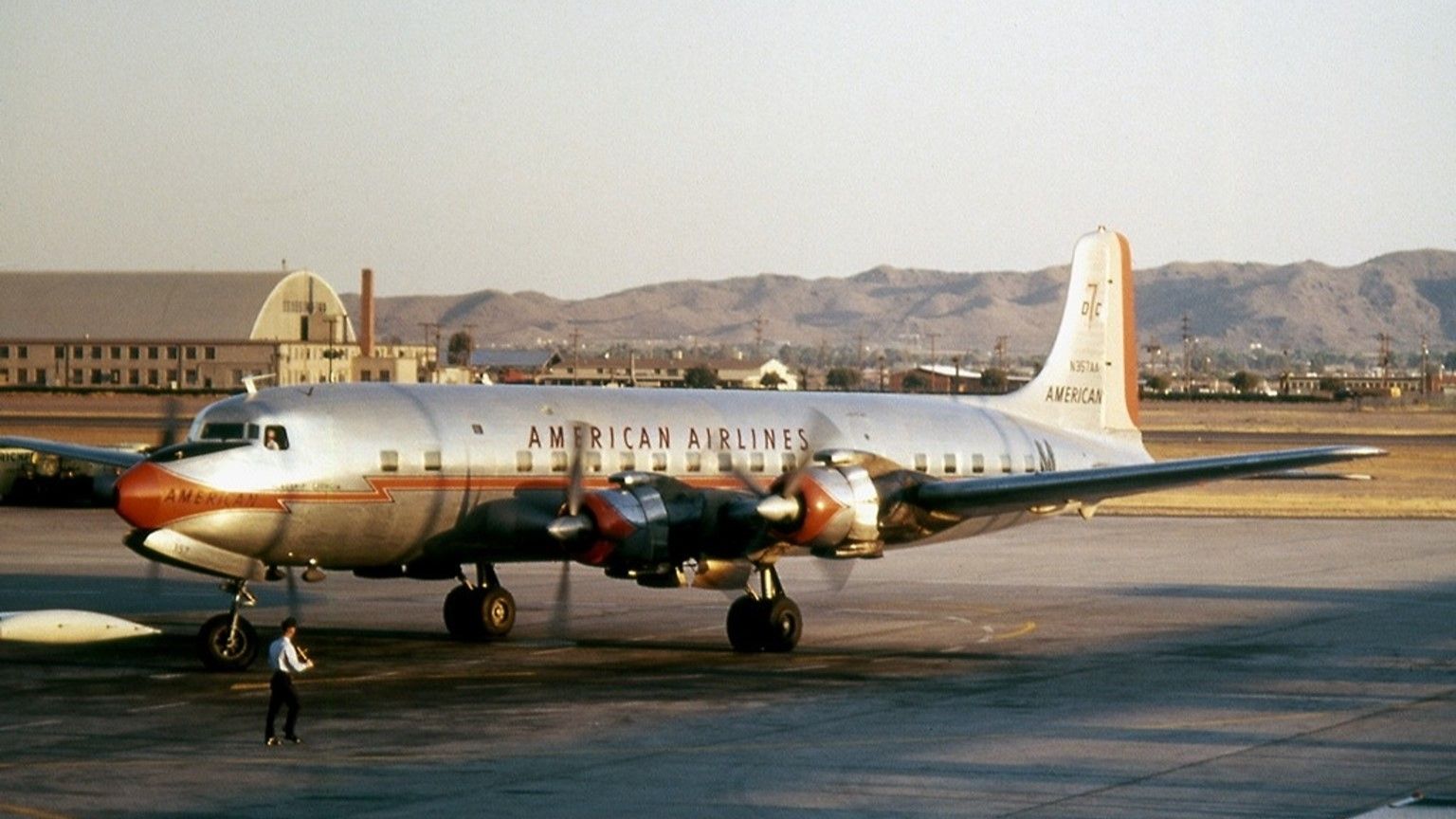 70年：美国航空公司于1953年开通了从纽约到洛杉矶的定期直达航班