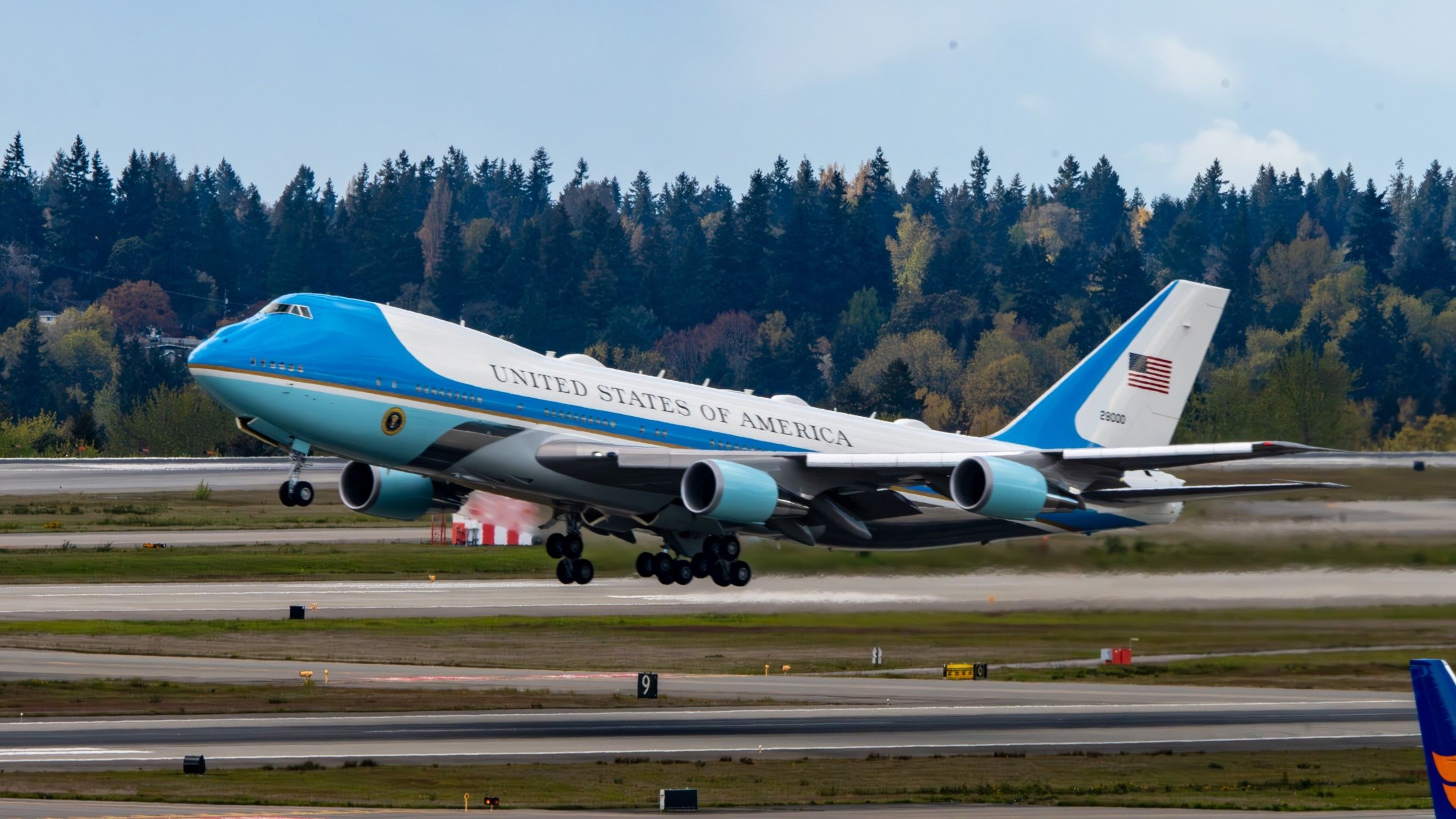 Air Force One VC-25A landing at Seattel Tacoma Airport