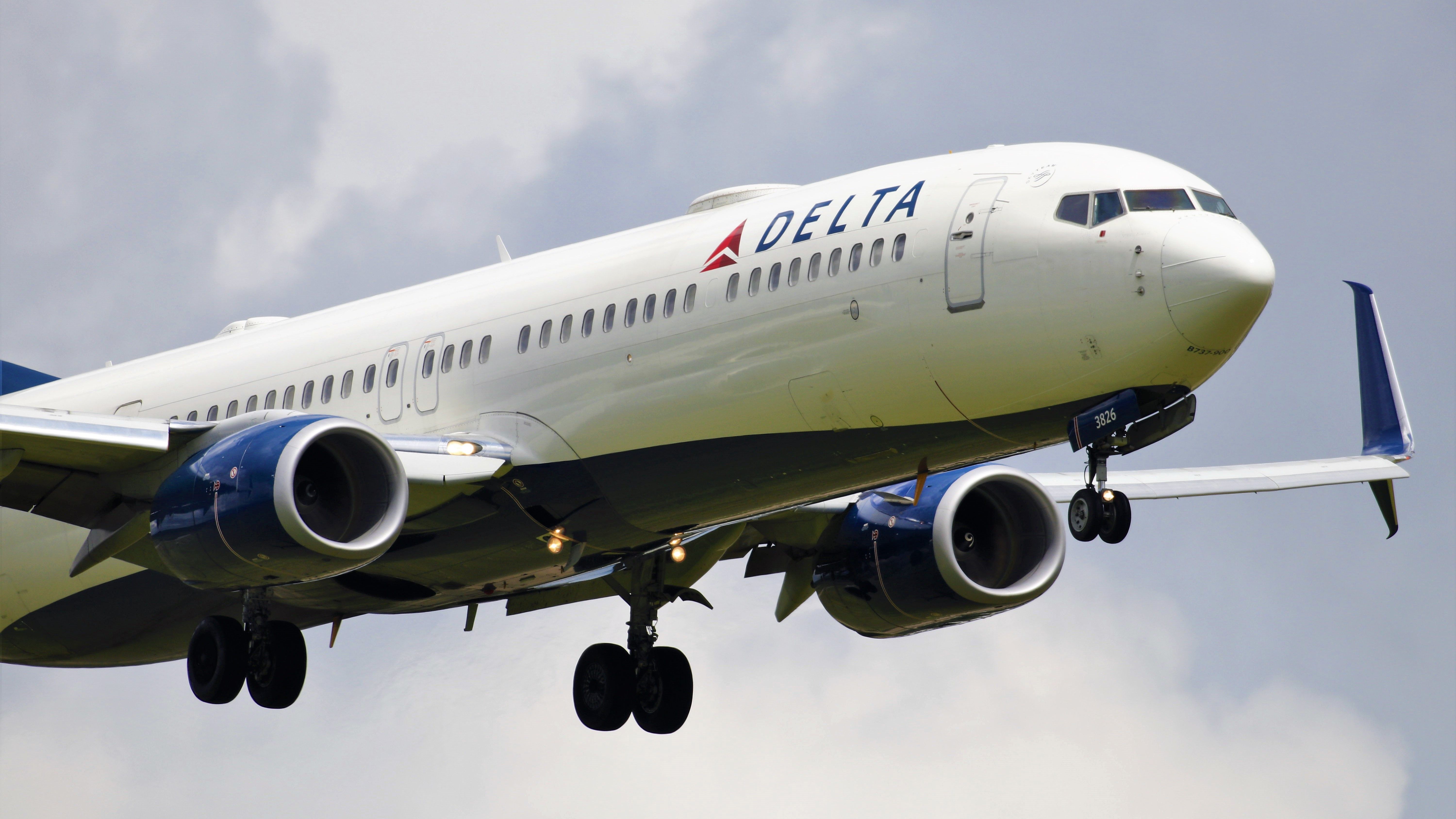 Boeing 737-900 Operating as Delta Flt 2492 arriving at St Louis Lambert Intl