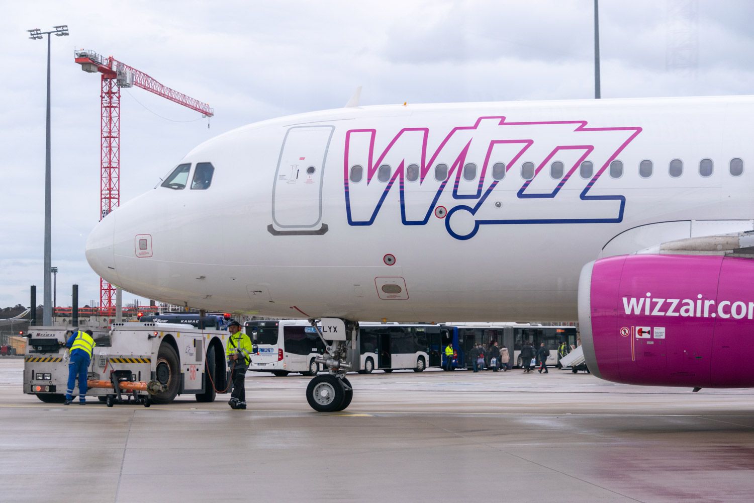 Wizz Air Airbus during the turnaround by Tom Boon
