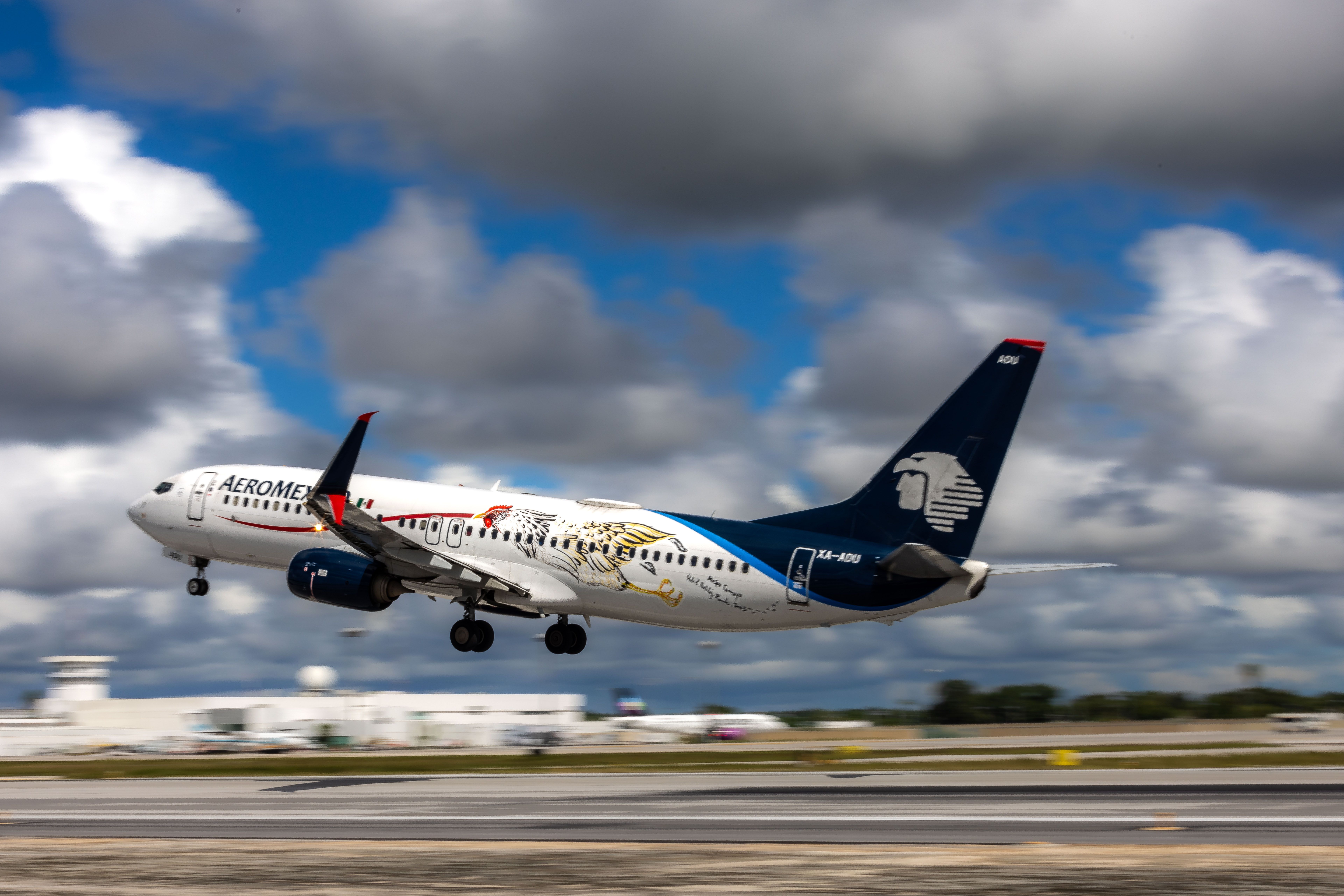 An Aeromexico Boeing 737-800 with a chicken painted on its fuselage