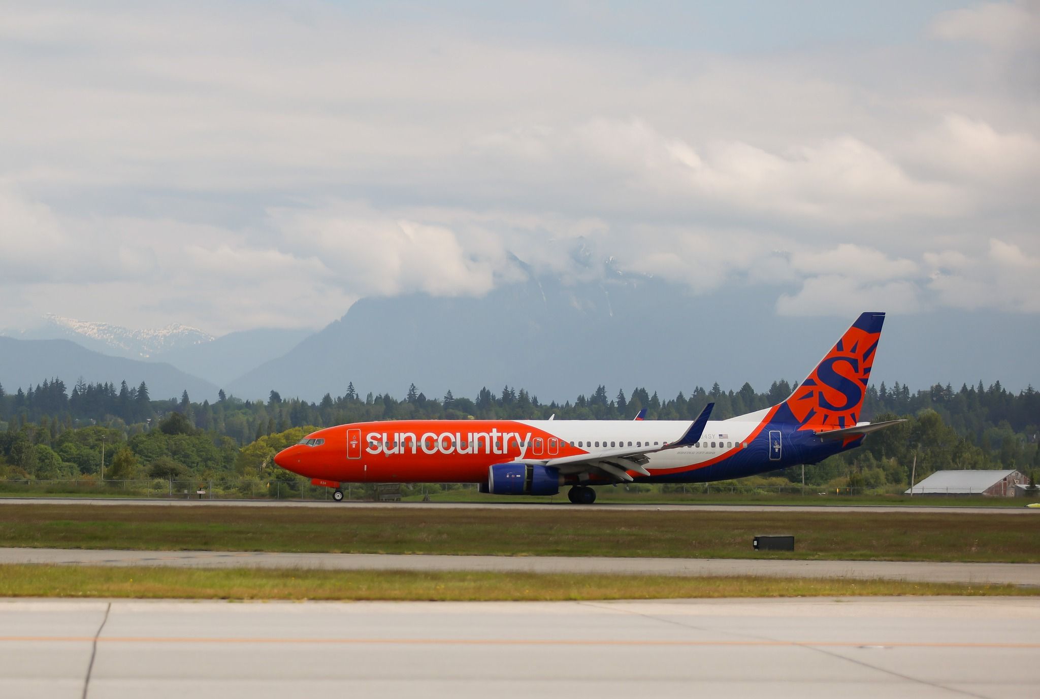 Sun Country Airlines Boeing 737-800 slowing down on the runway.