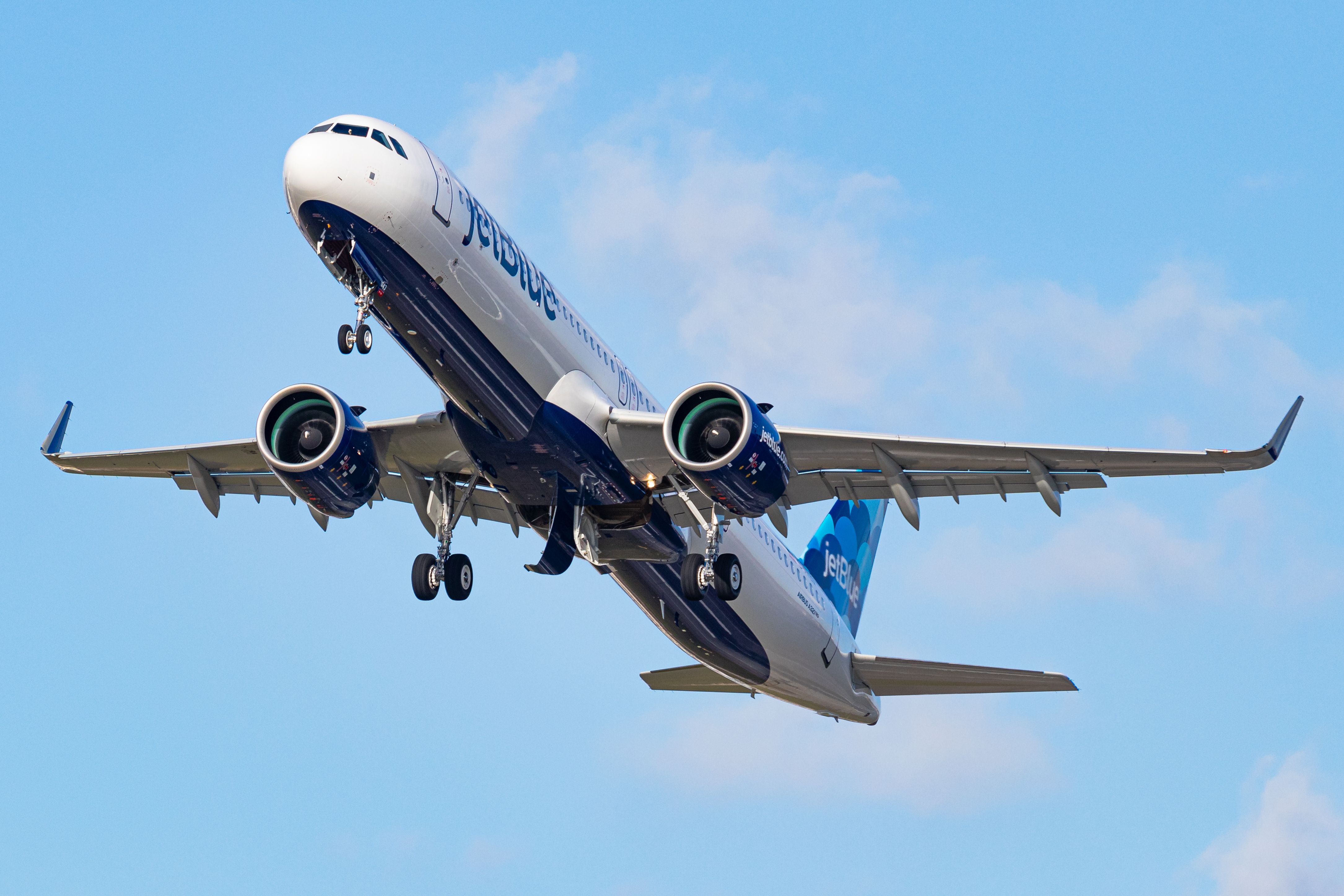 A JetBlue Airbus A321neo aircraft flying 