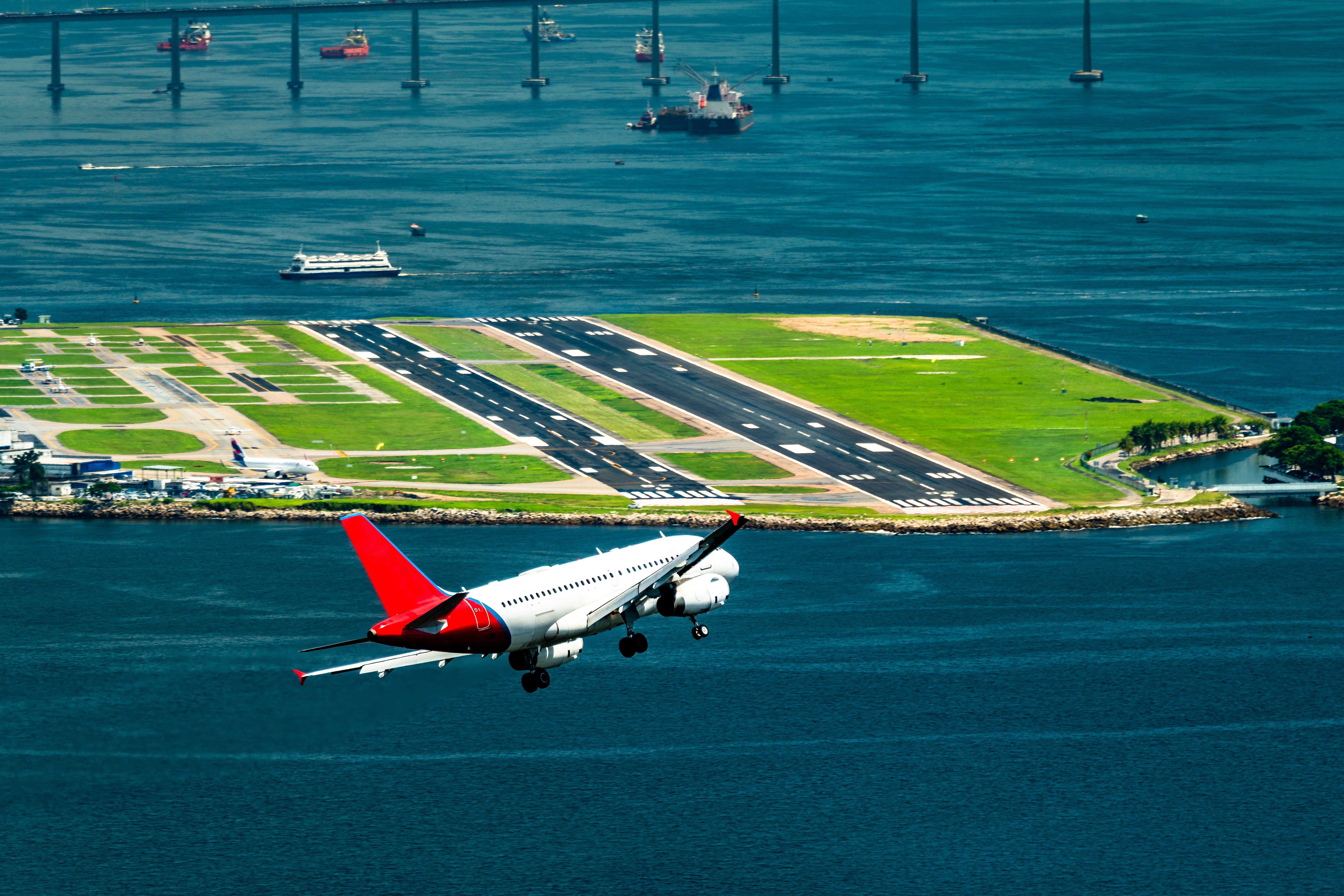 A plane in its final approach to Santos Dumont airport 