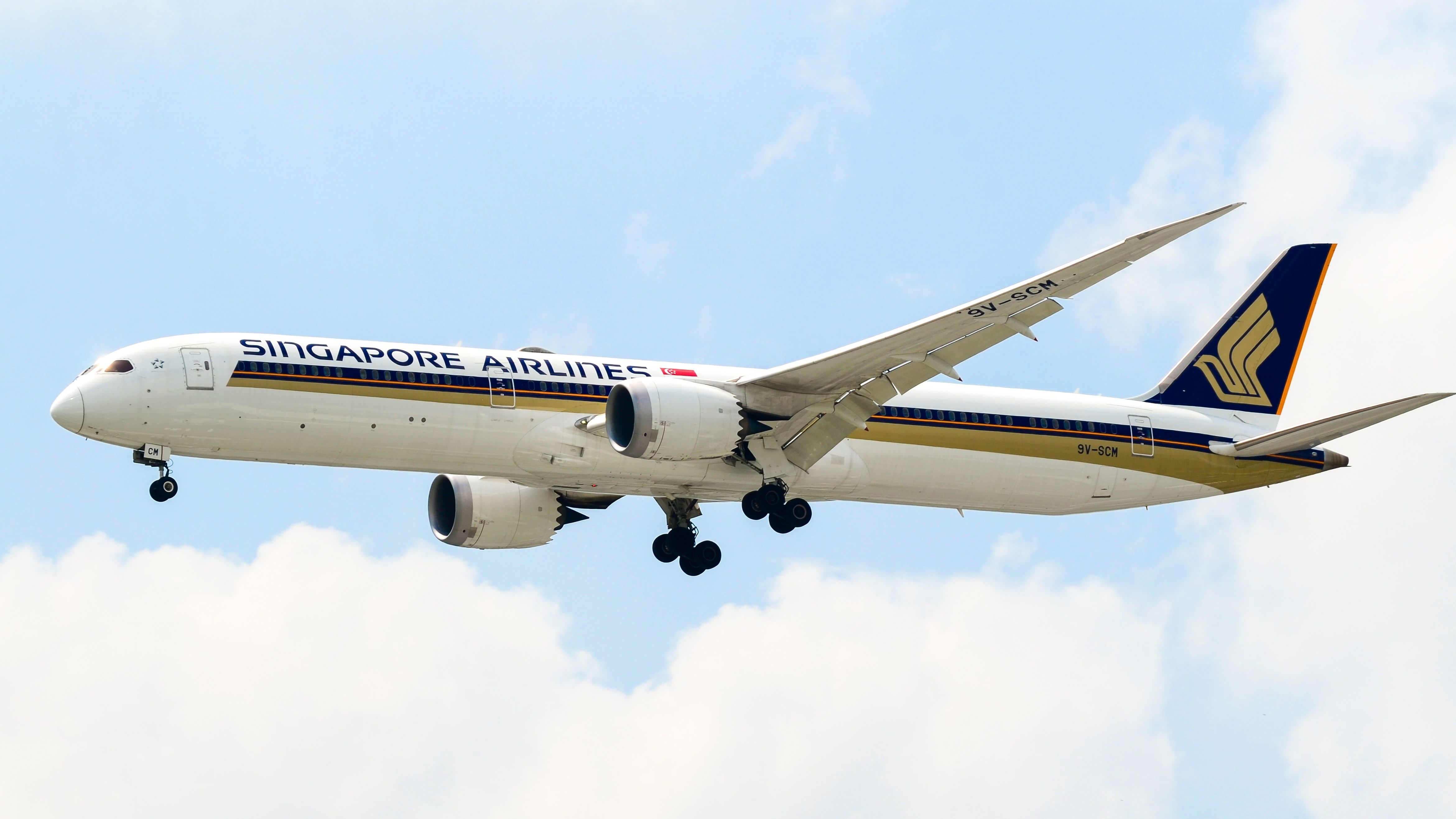 A Singapore Airlines Boeing 787-10 flying in the sky.