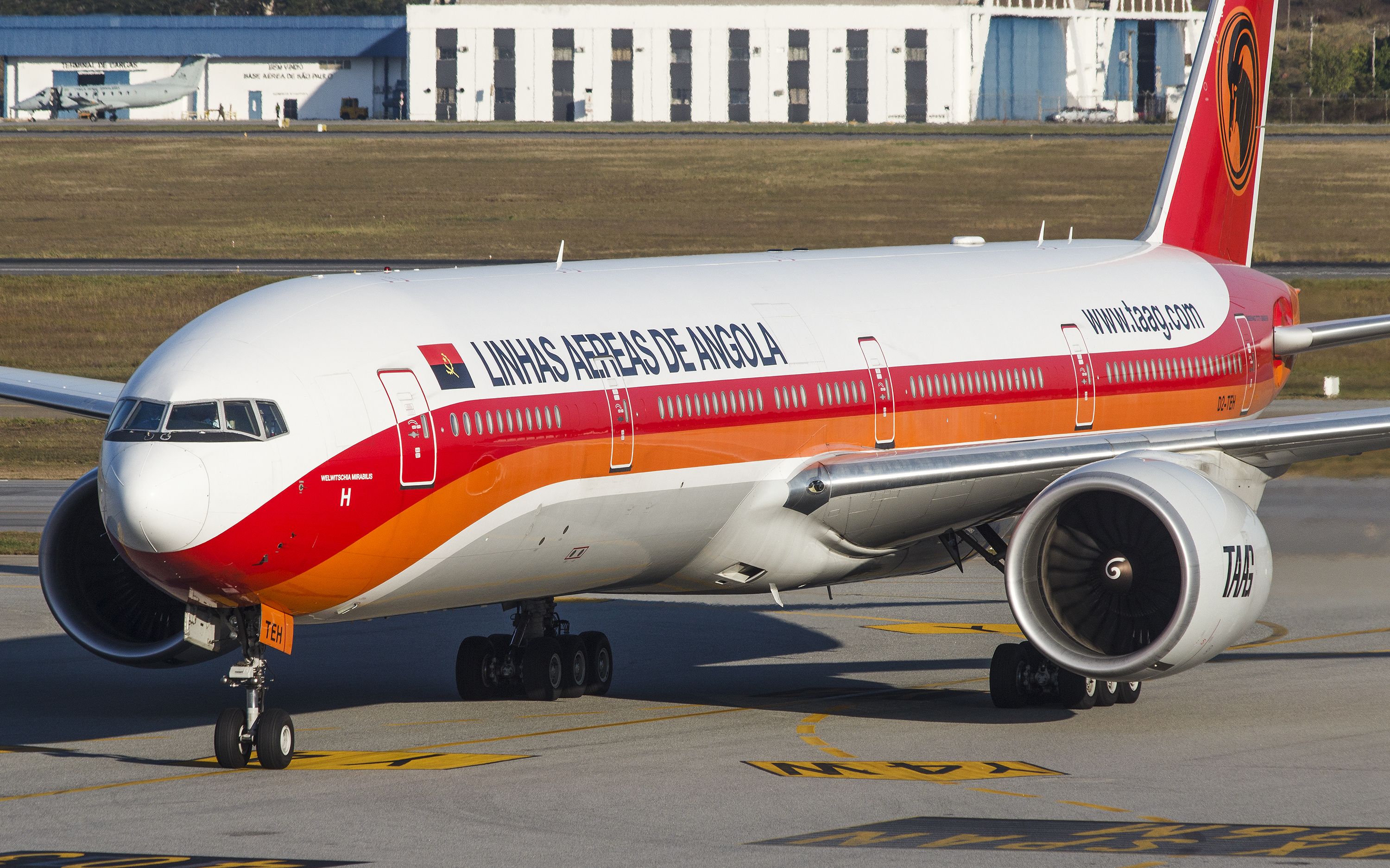 A TAAG Angola Boeing 777-300 