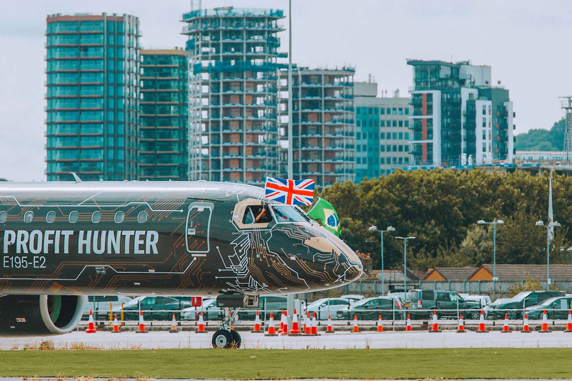 Embraer E195-E2 Tech-Lion landing London City Airport