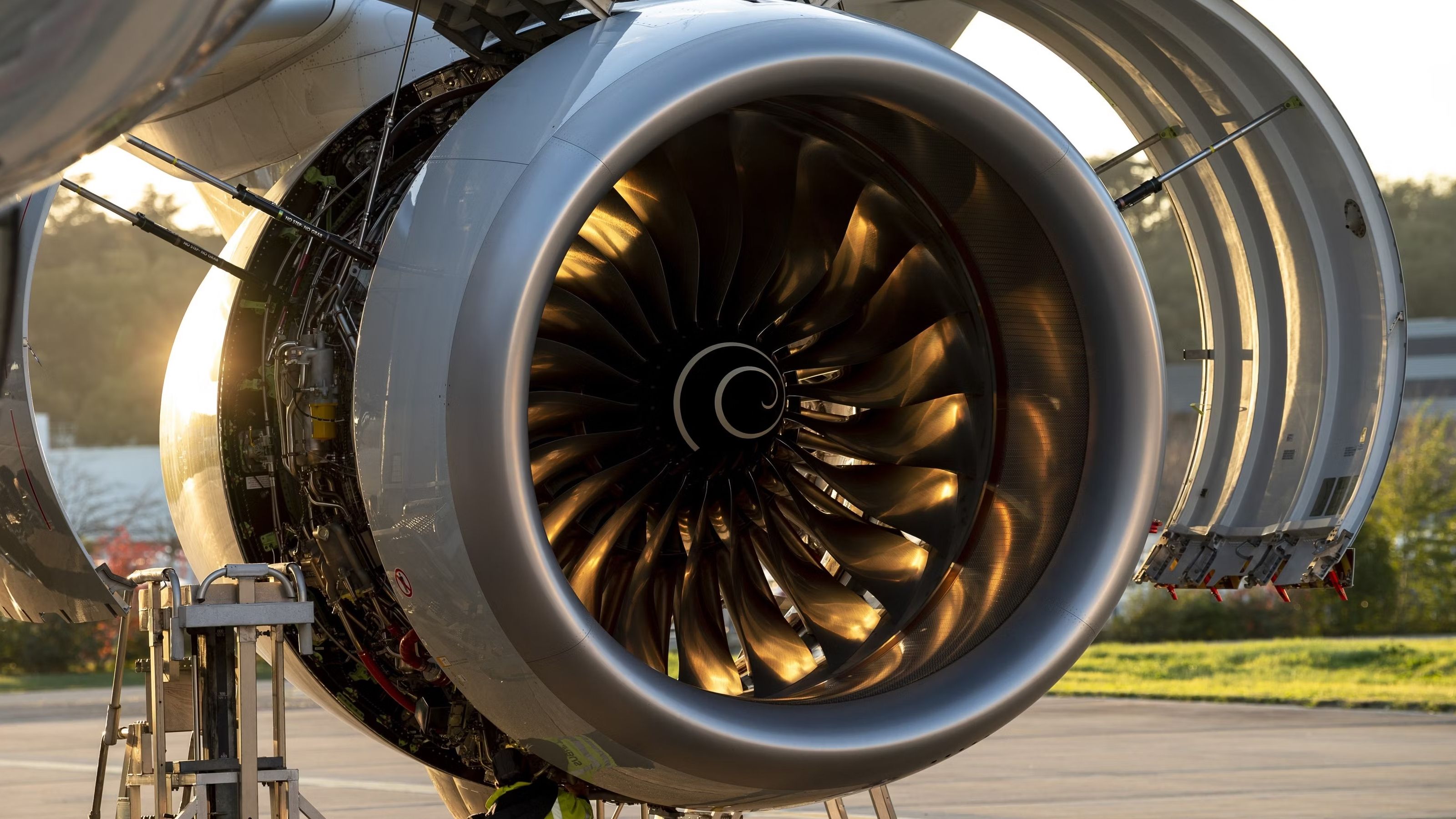 An Airbus A350-900 engine with its cowlings off.