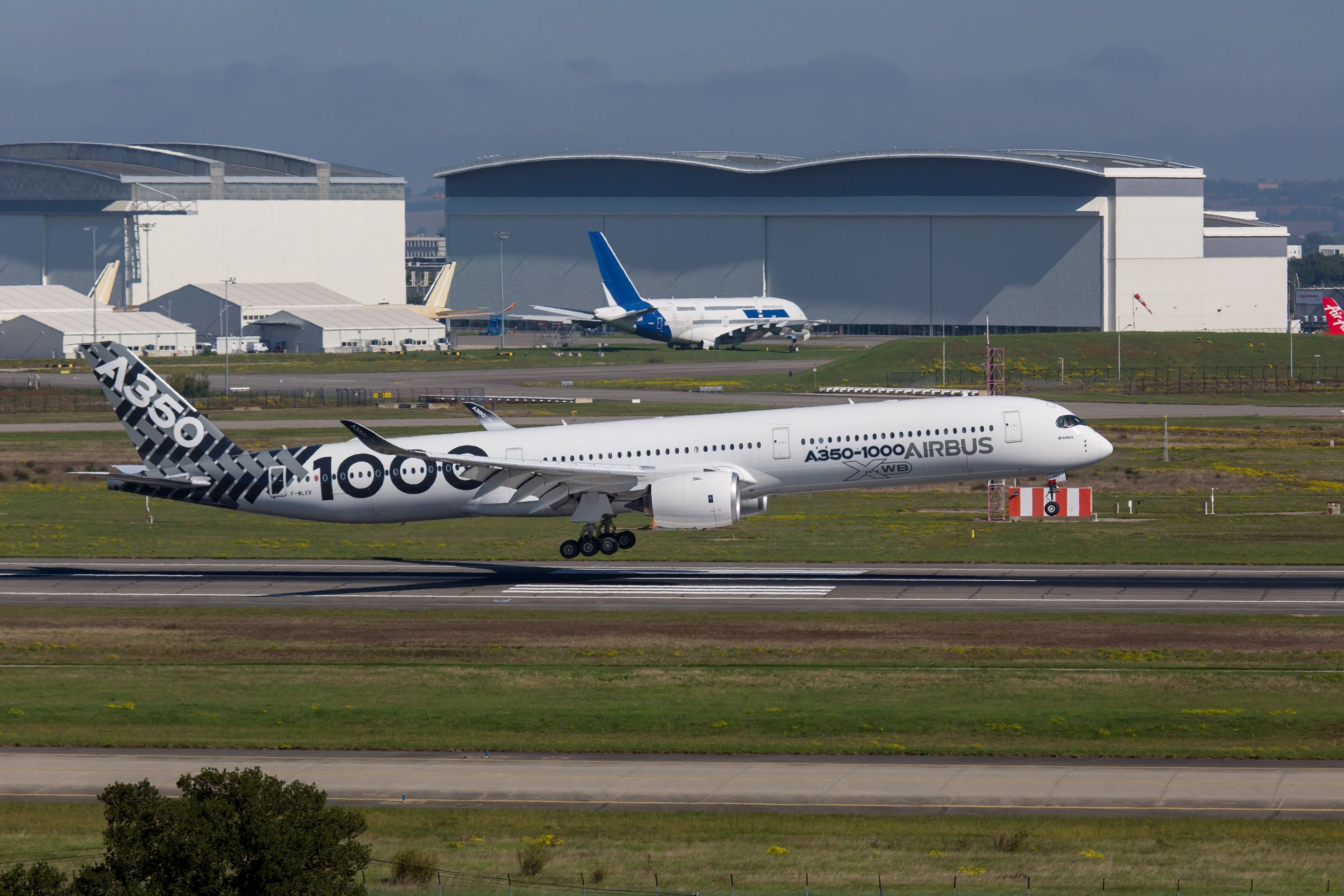 Airbus A350-1000 landing
