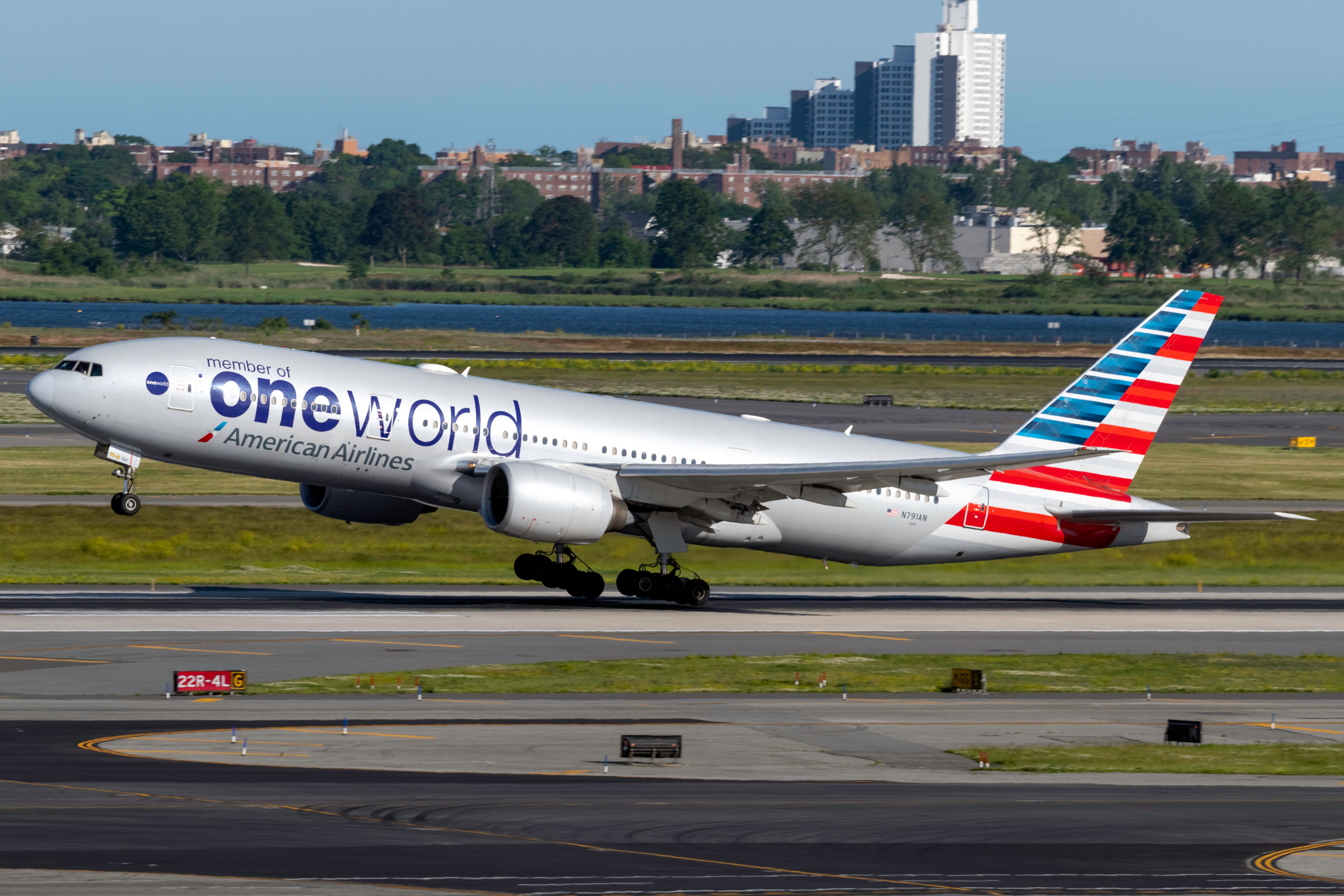 An American Airlines Boeing 777-223(ER).