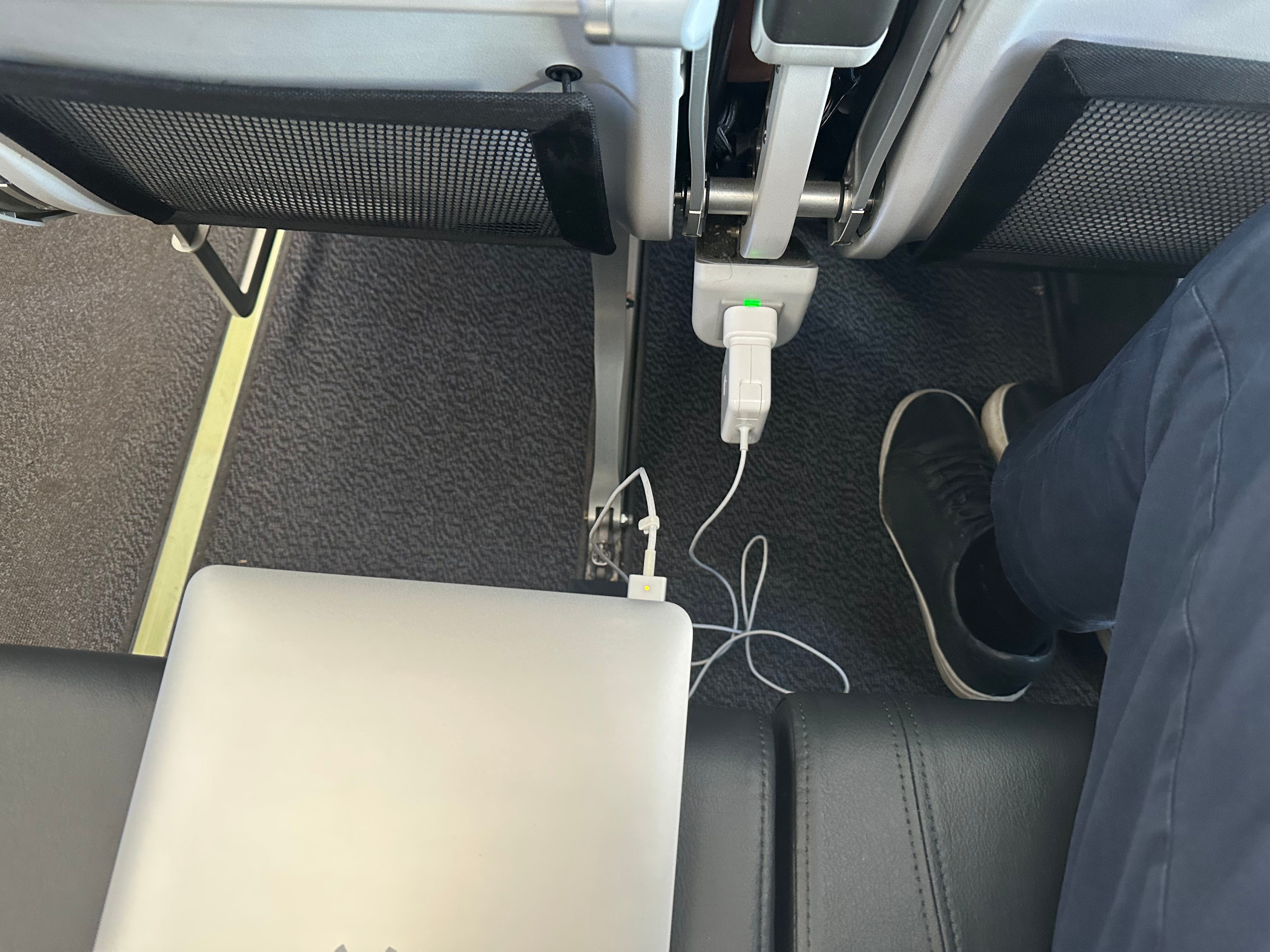 Bonza 737 MAX laptop charging 