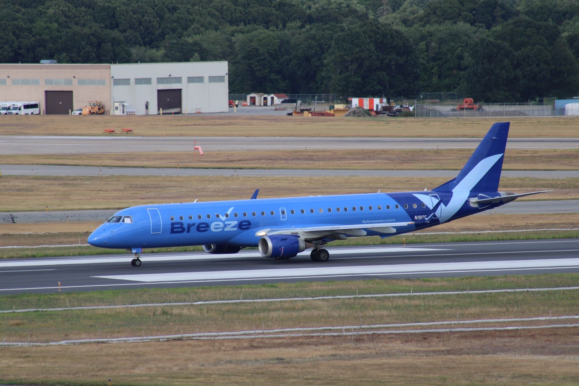 Breeze Airways Embraer E195