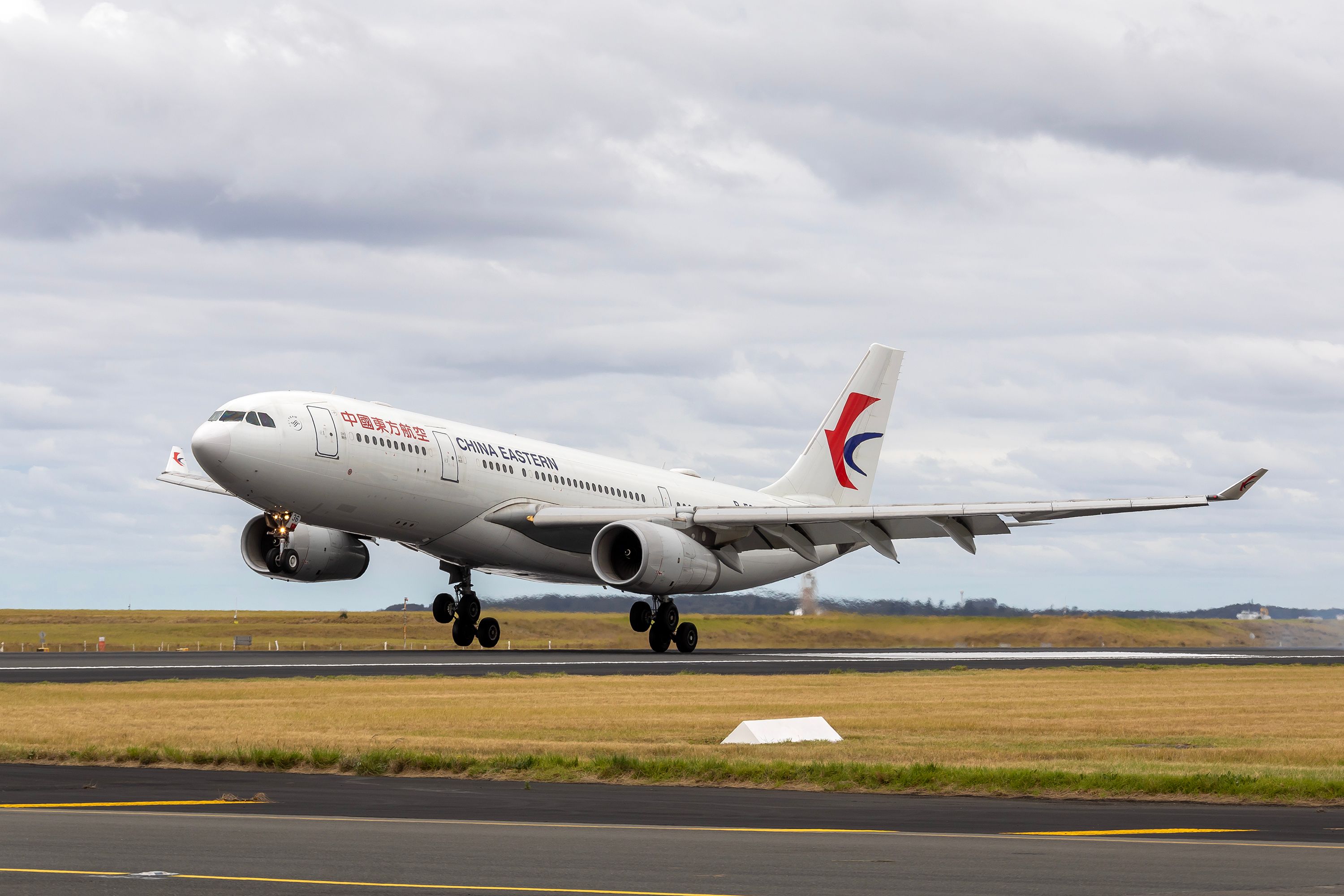 CHINA EASTERN AIRLINES A330 CES712 AKL-SYD 