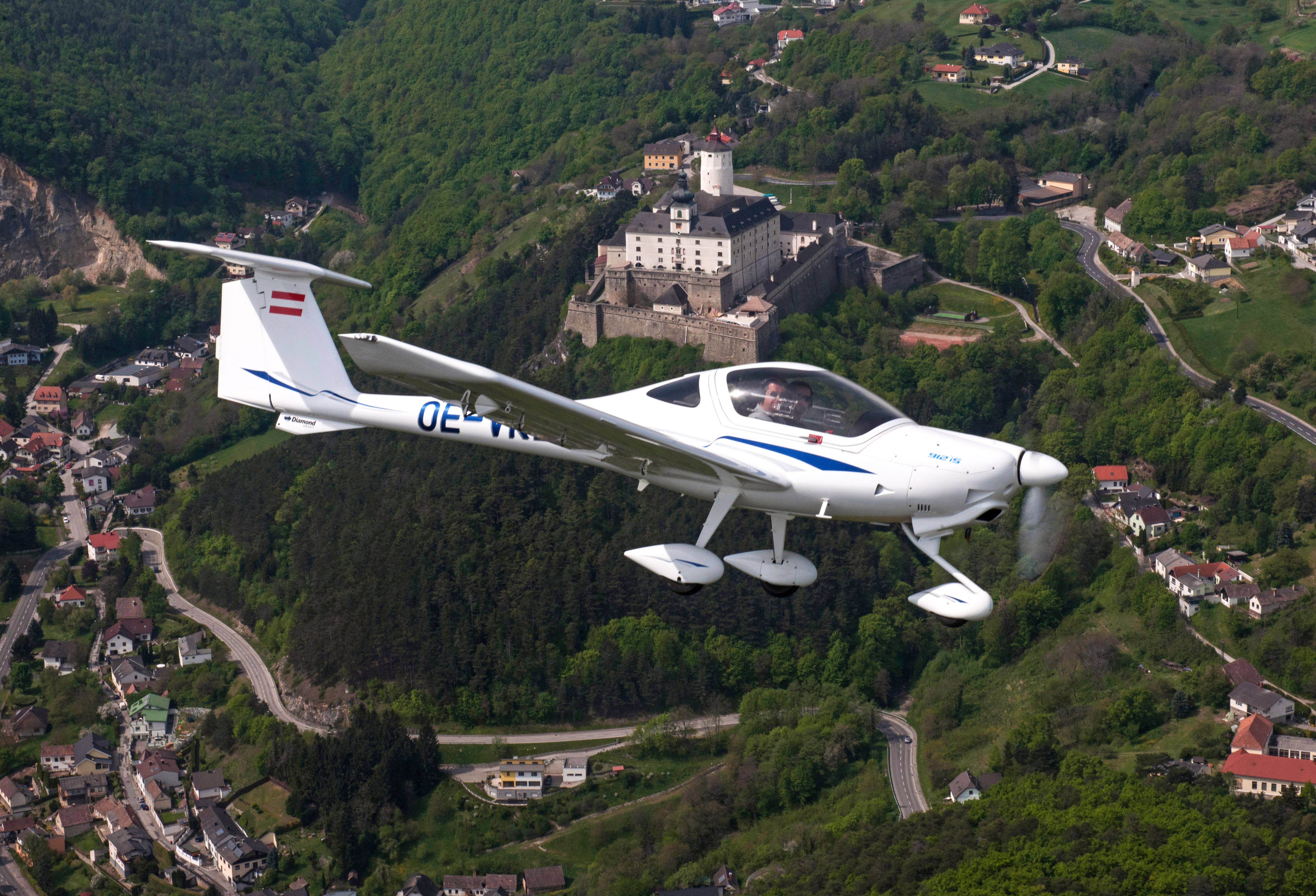 A Diamond DA20 flying in the sky.