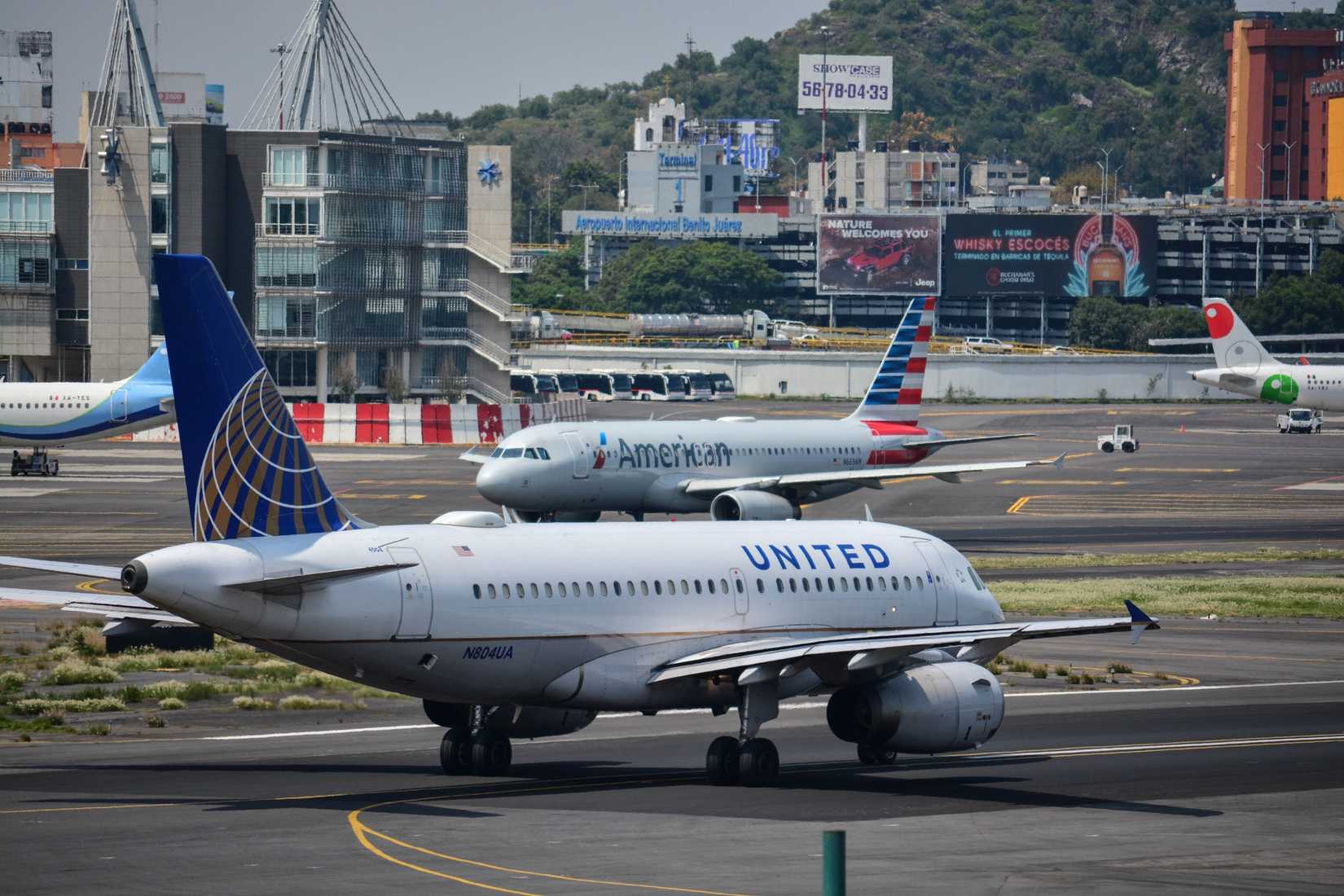 United and American Airlines Aircraft on the taxiway by Daniel Martínez Garbuno
