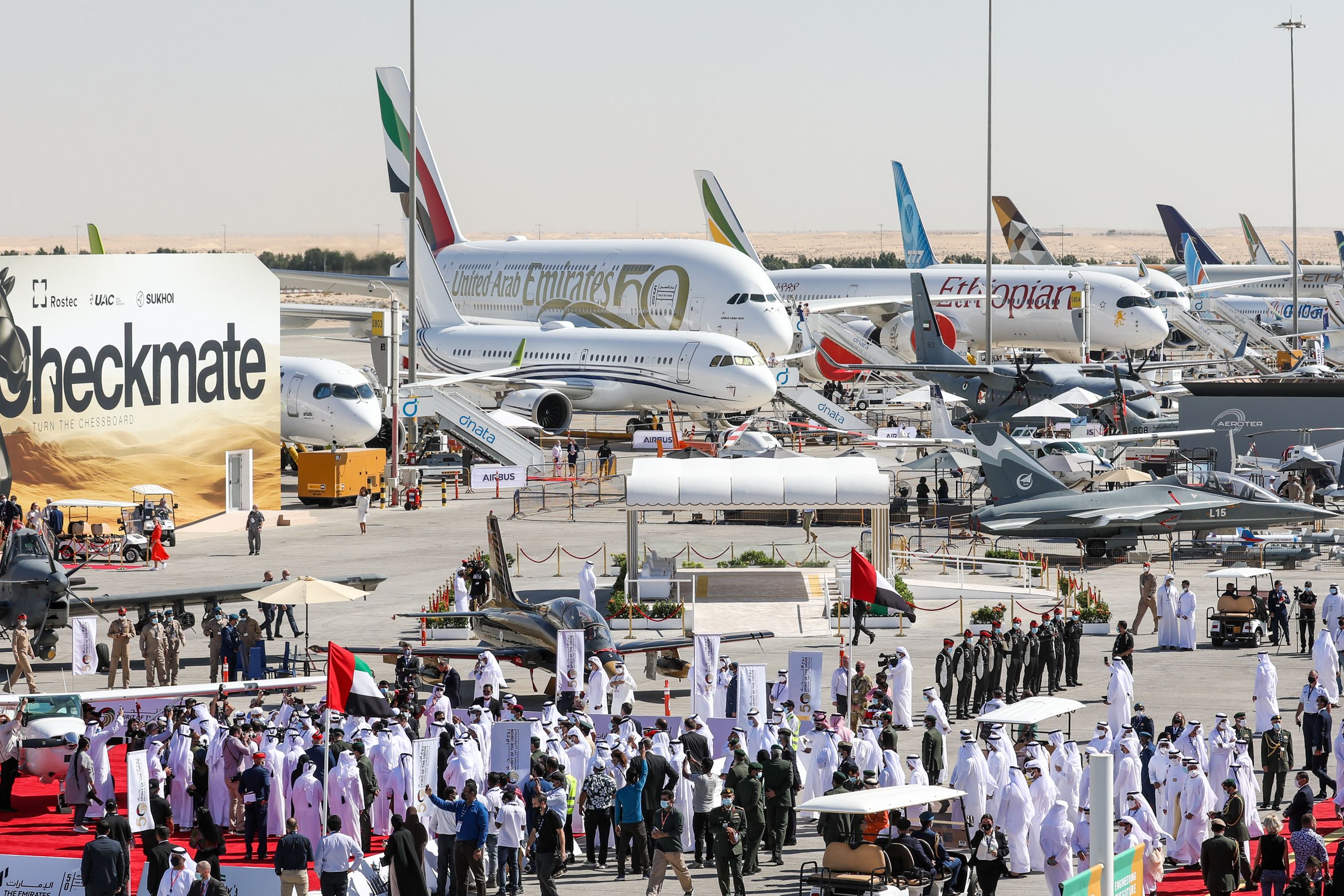 Hundreds of people and several aircraft at the Dubai Airshow.