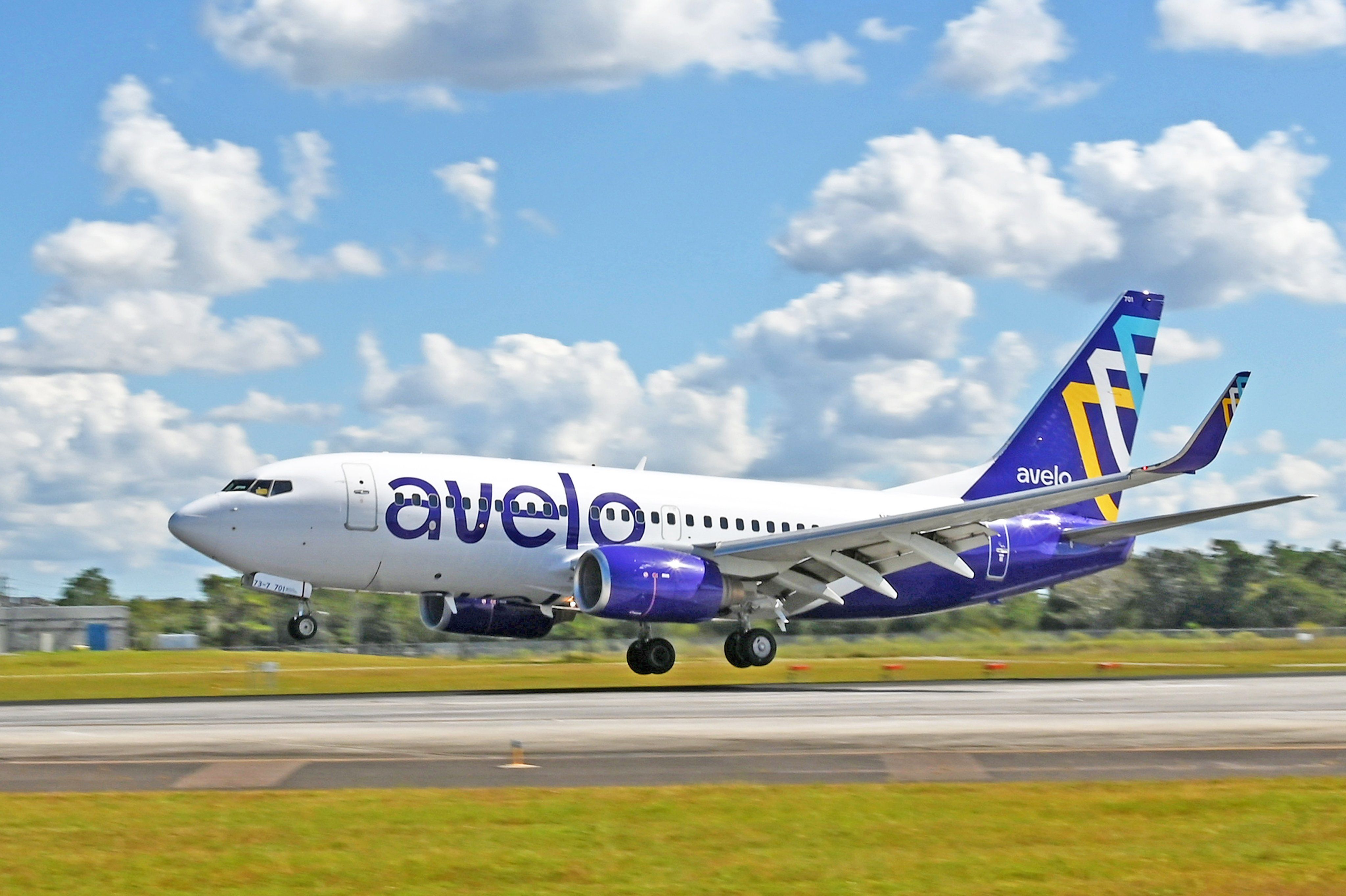 Avelo Airlines Boeing 737-700 landing at Orlando International Airport.