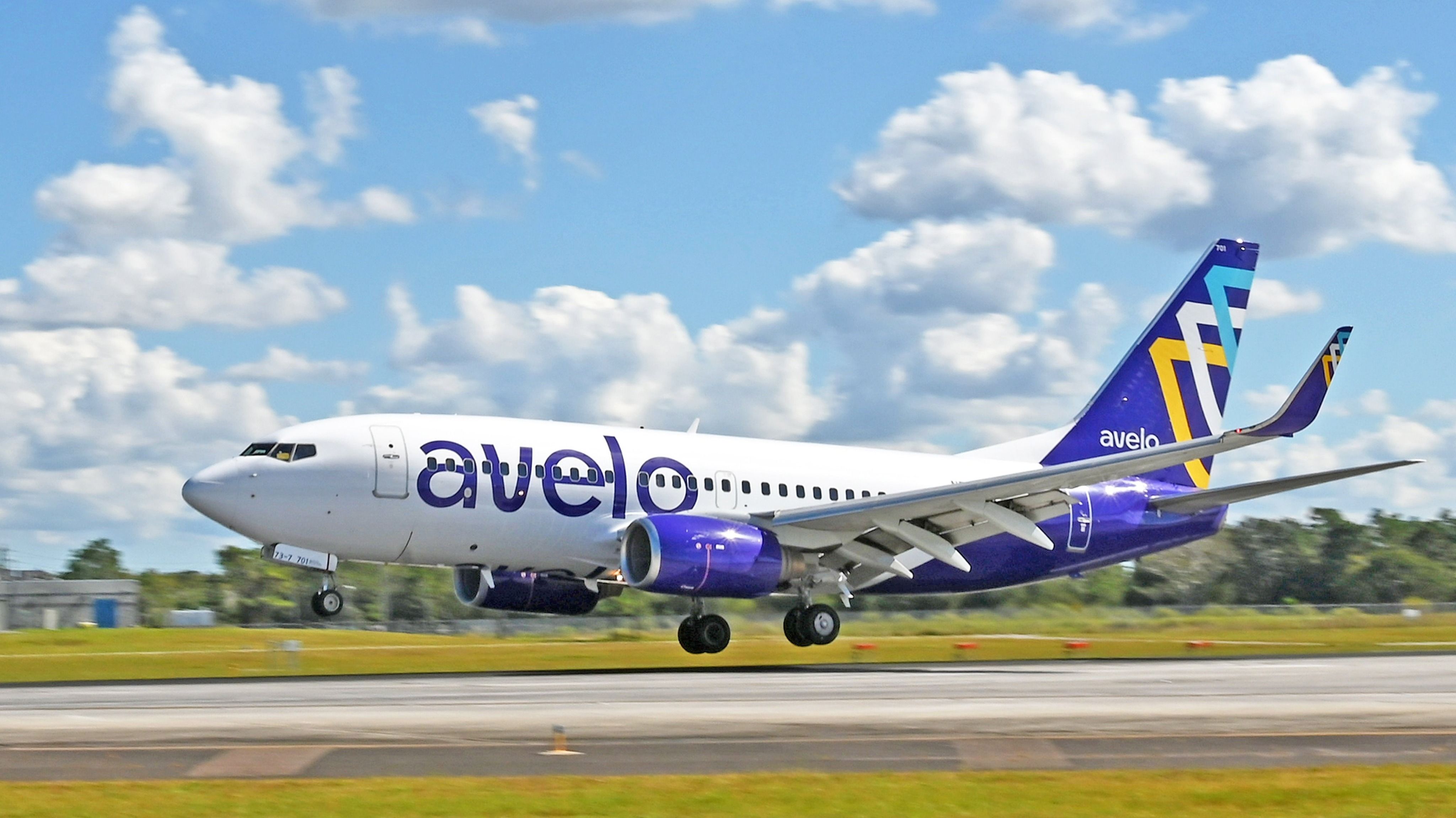 Avelo Airlines Boeing 737-700 landing 