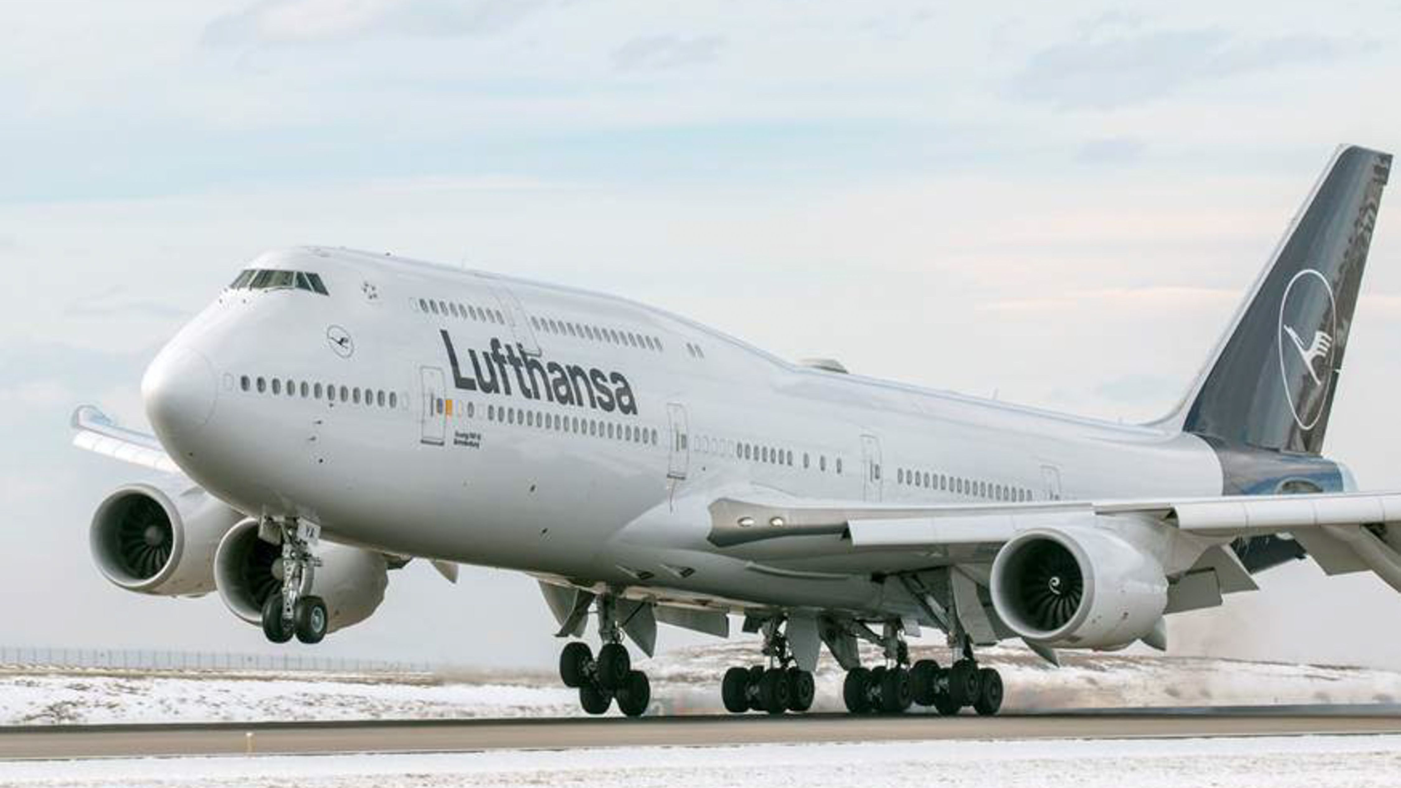 Lufthansa Boeing 747 in the snow