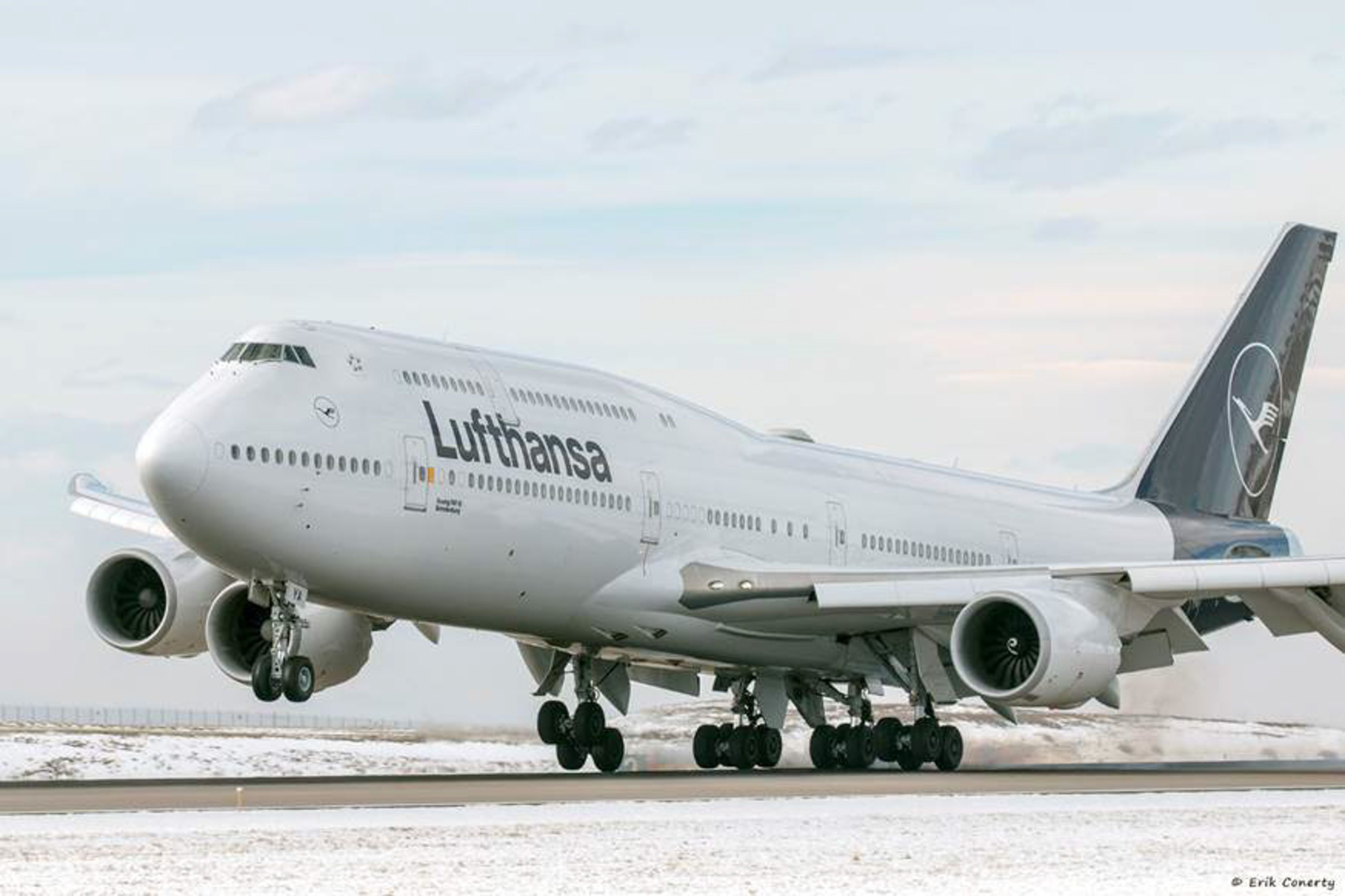 Lufthansa Boeing 747 in the snow