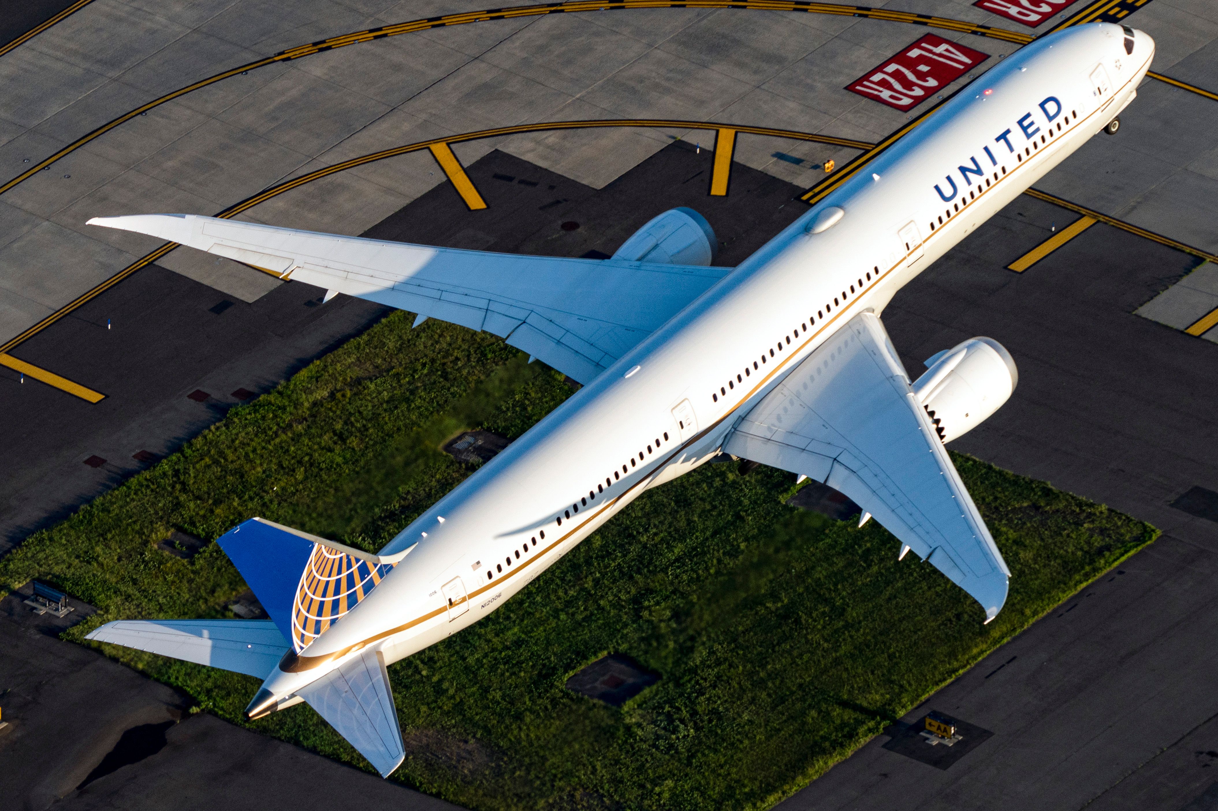 A United Airlines Boeing 787-10 just after taking off.