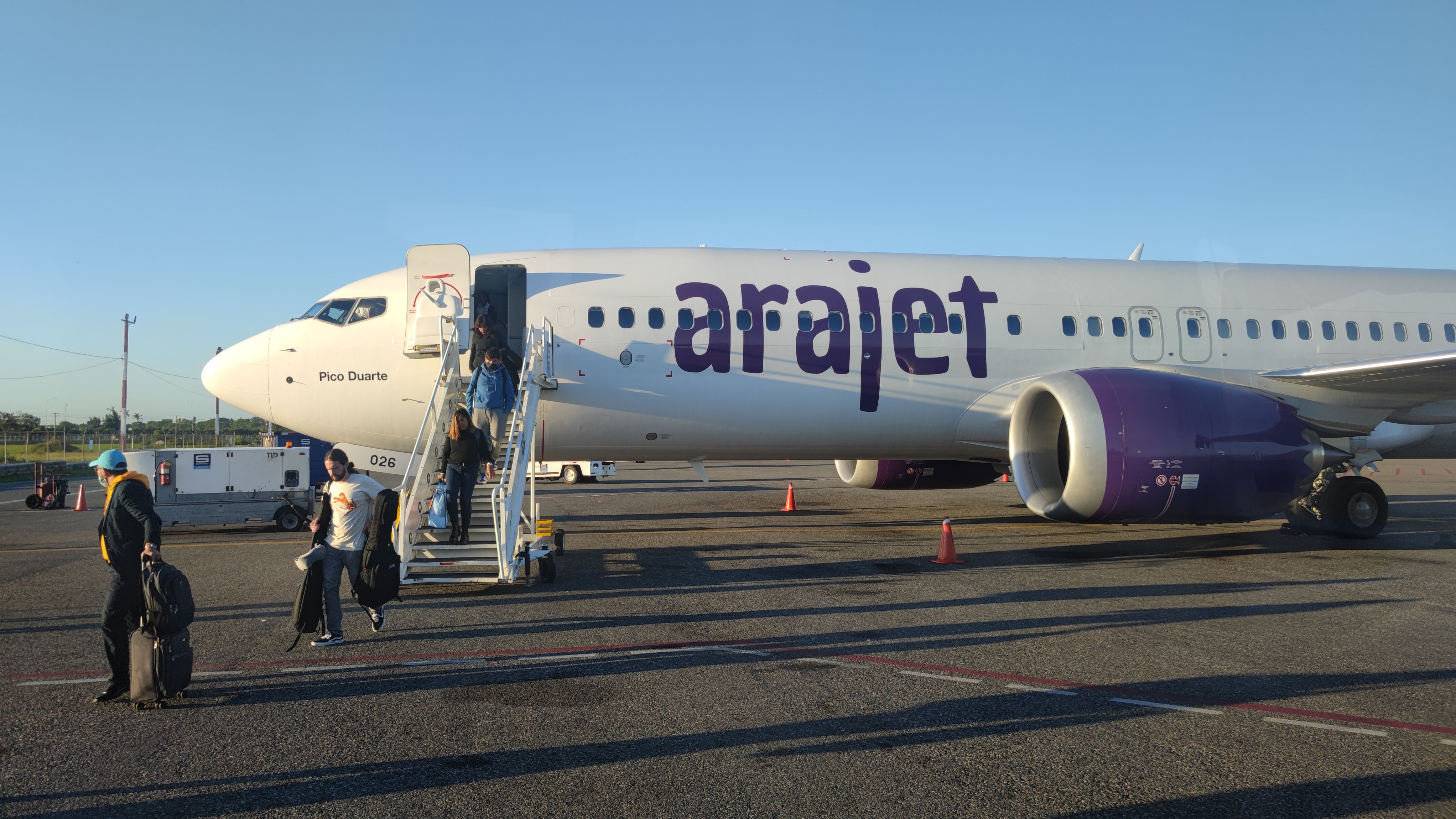 People disembarking from an Arajet Boeing 737 MAX 8 aircraft in Santo Domingo