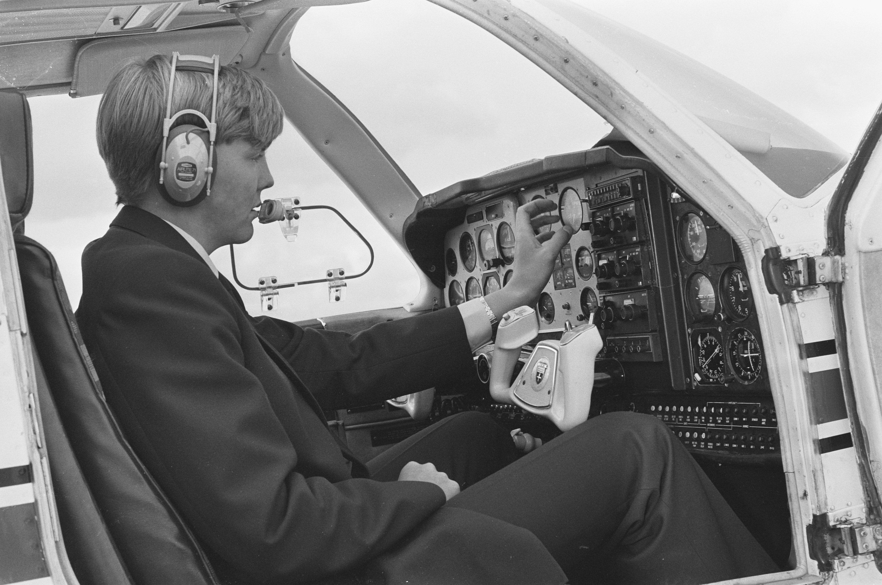 Prince Willem Alexander in the cockpit of the Beeckcraft Bonanza that he flew during his first practical lesson at the National Aviation School in Eelde Date: March 19, 1987
