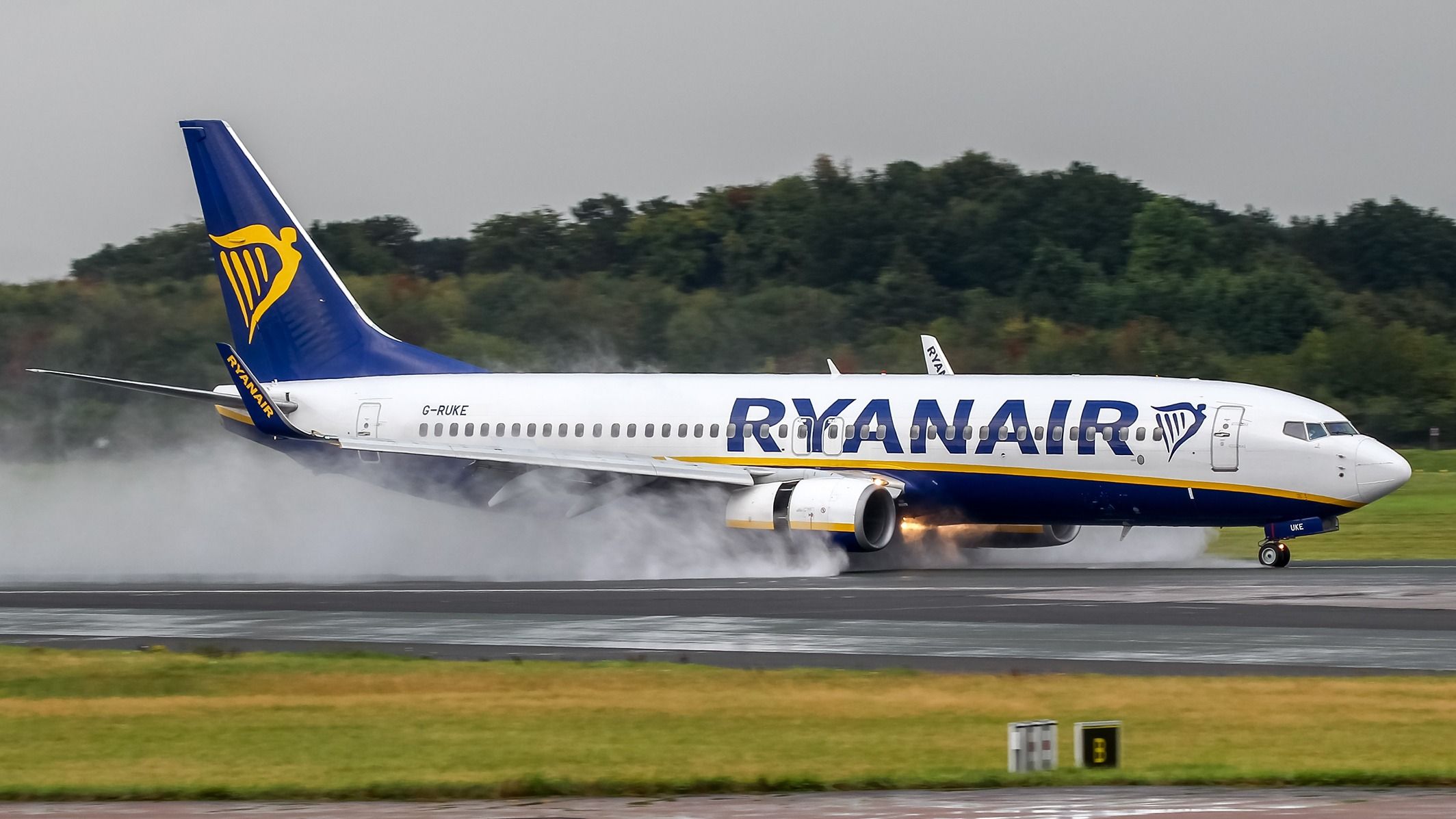 Ryanair Boeing 737-800 landing at Manchester Airport MAN