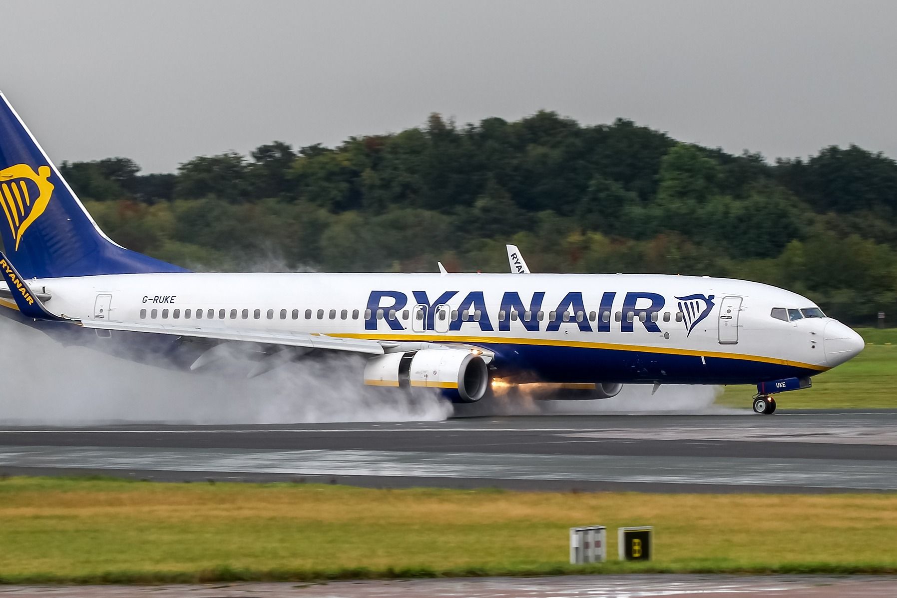 Ryanair Boeing 737-800 lands