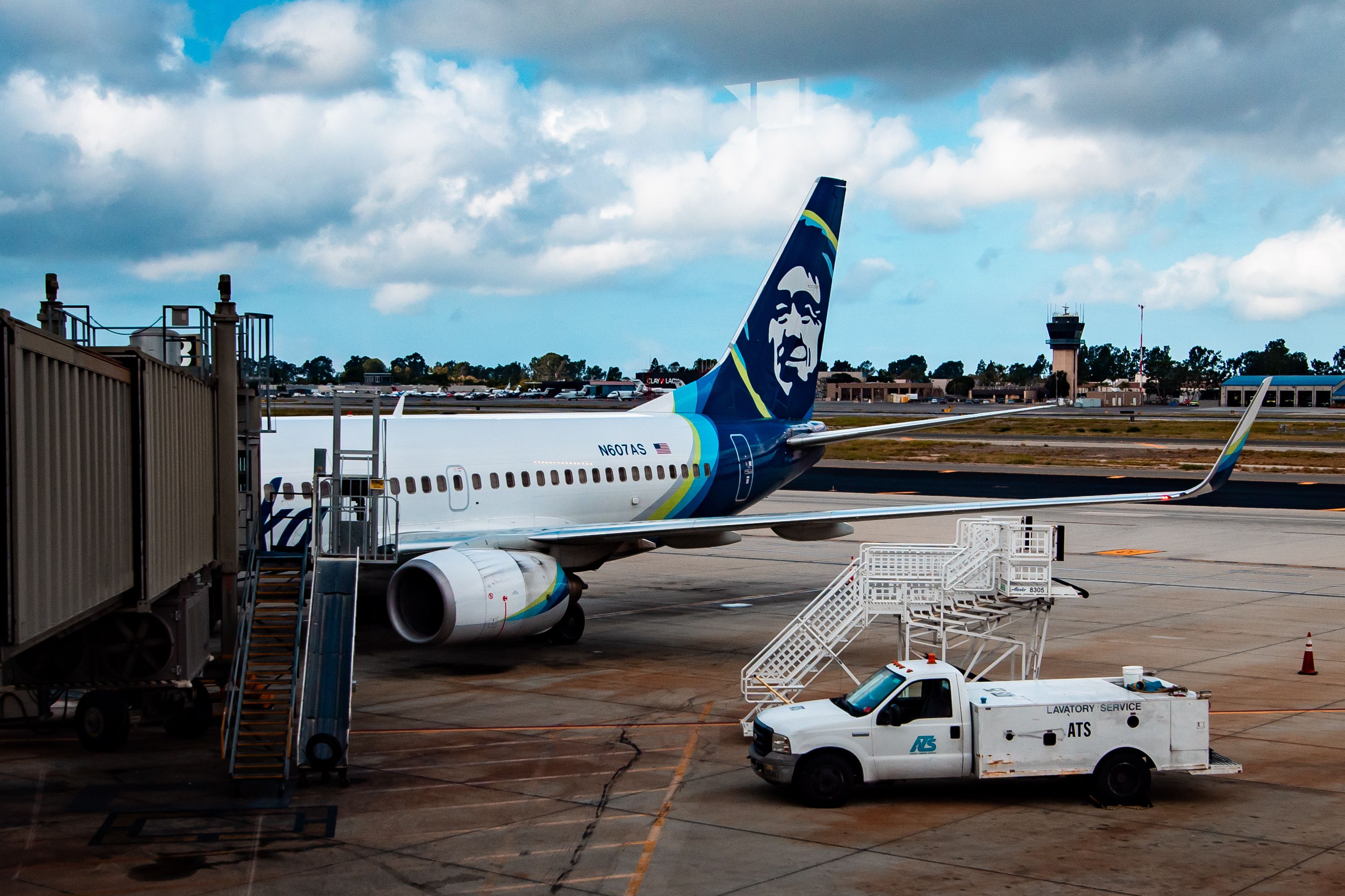 Alaska Airlines Boeing 737-700 N607AS at SNA Gate - 4x6