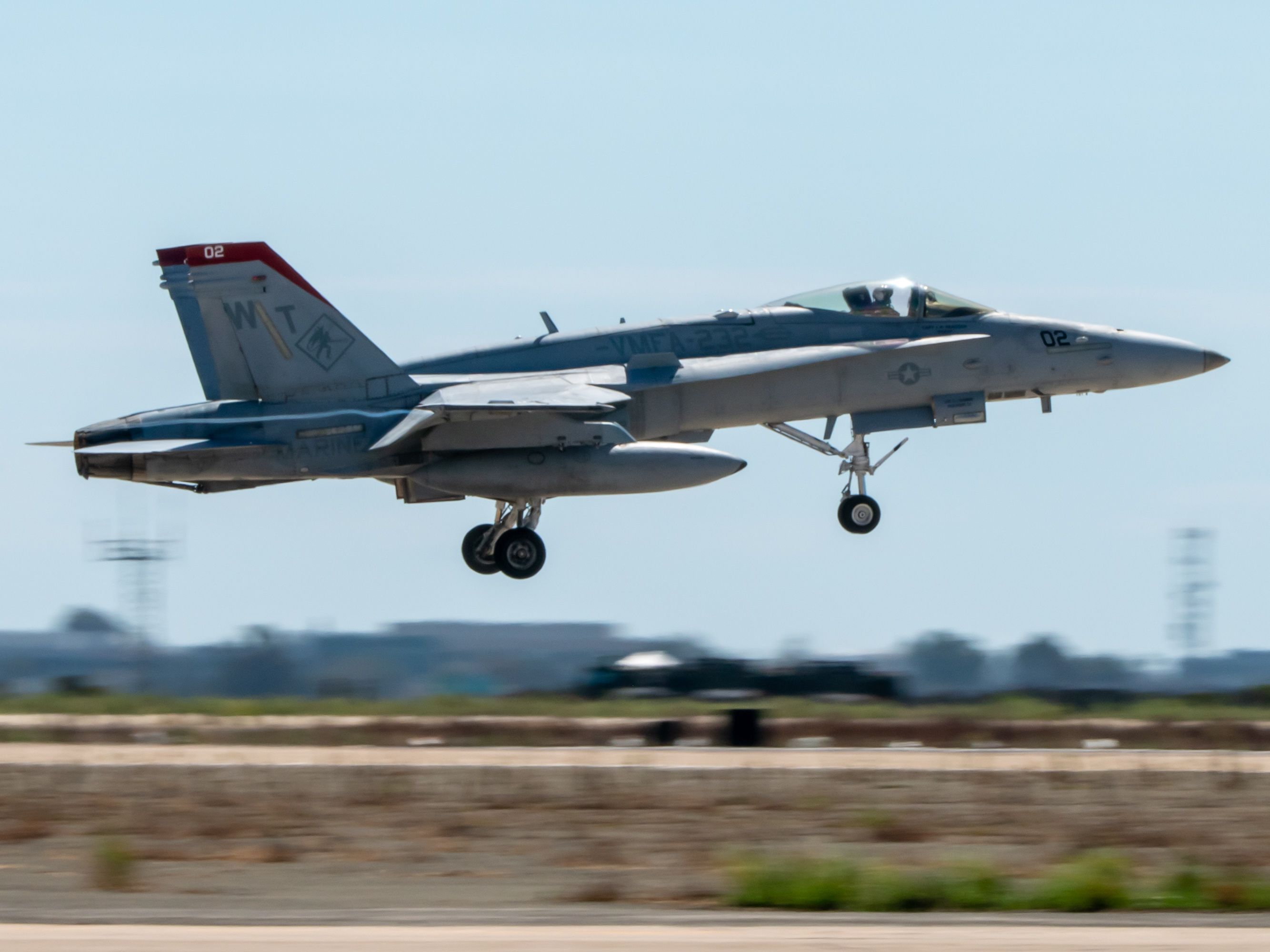 一架 F/A-18C 大黃蜂起飛。