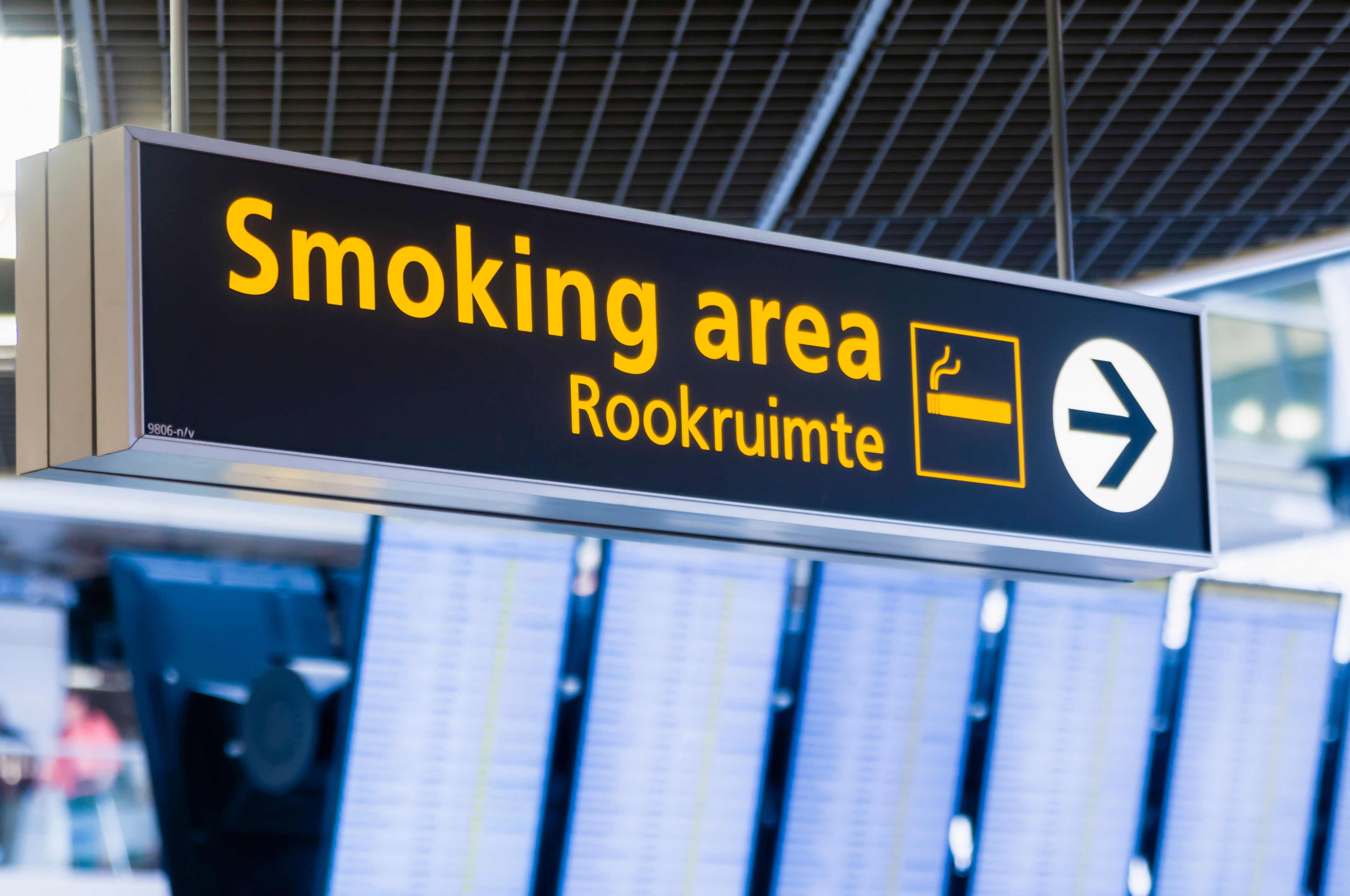 A sign pointing to the smoking area at Amsterdam Schiphol Airport.