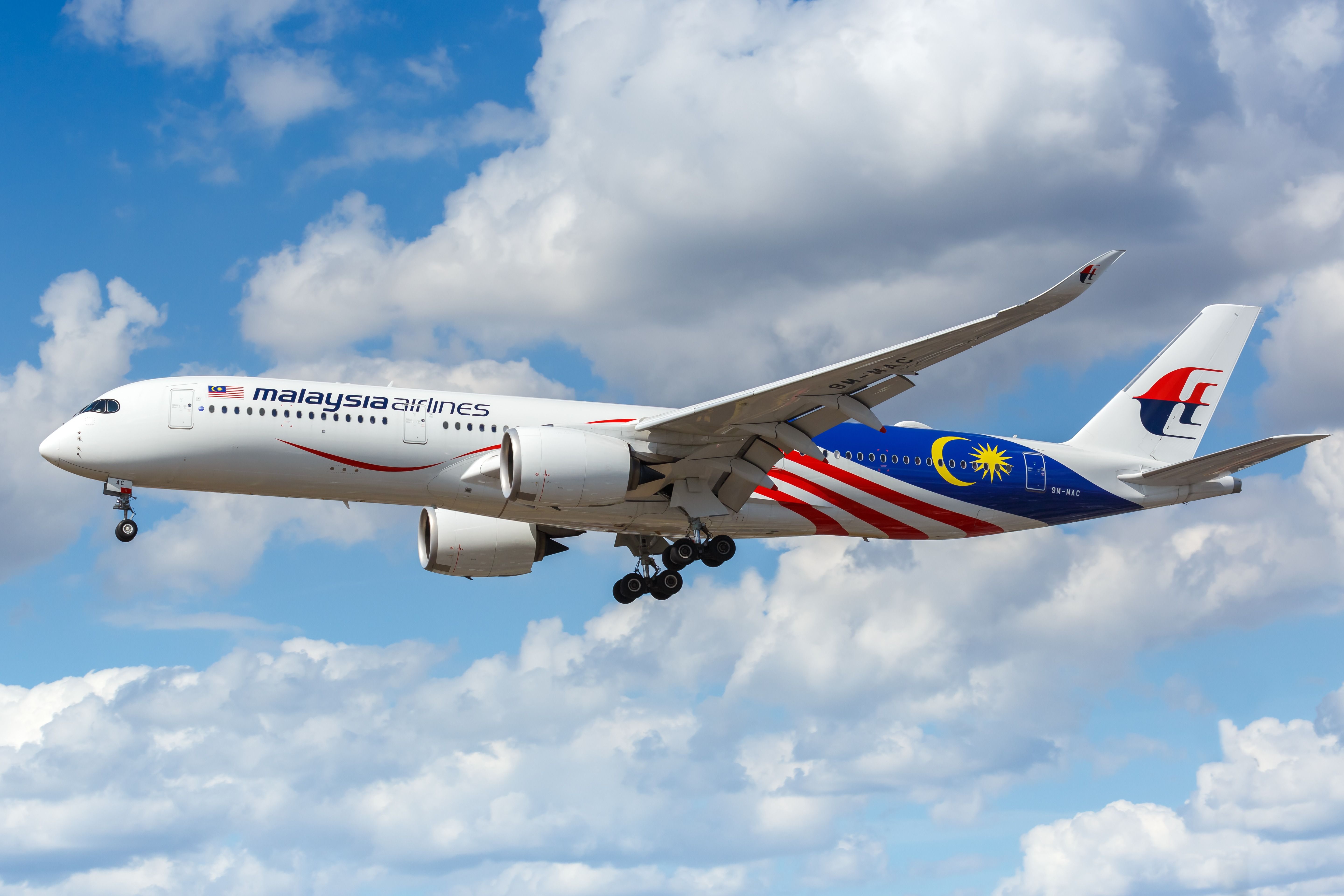 一架马来西亚航空公司的空客A350在天空中飞行。