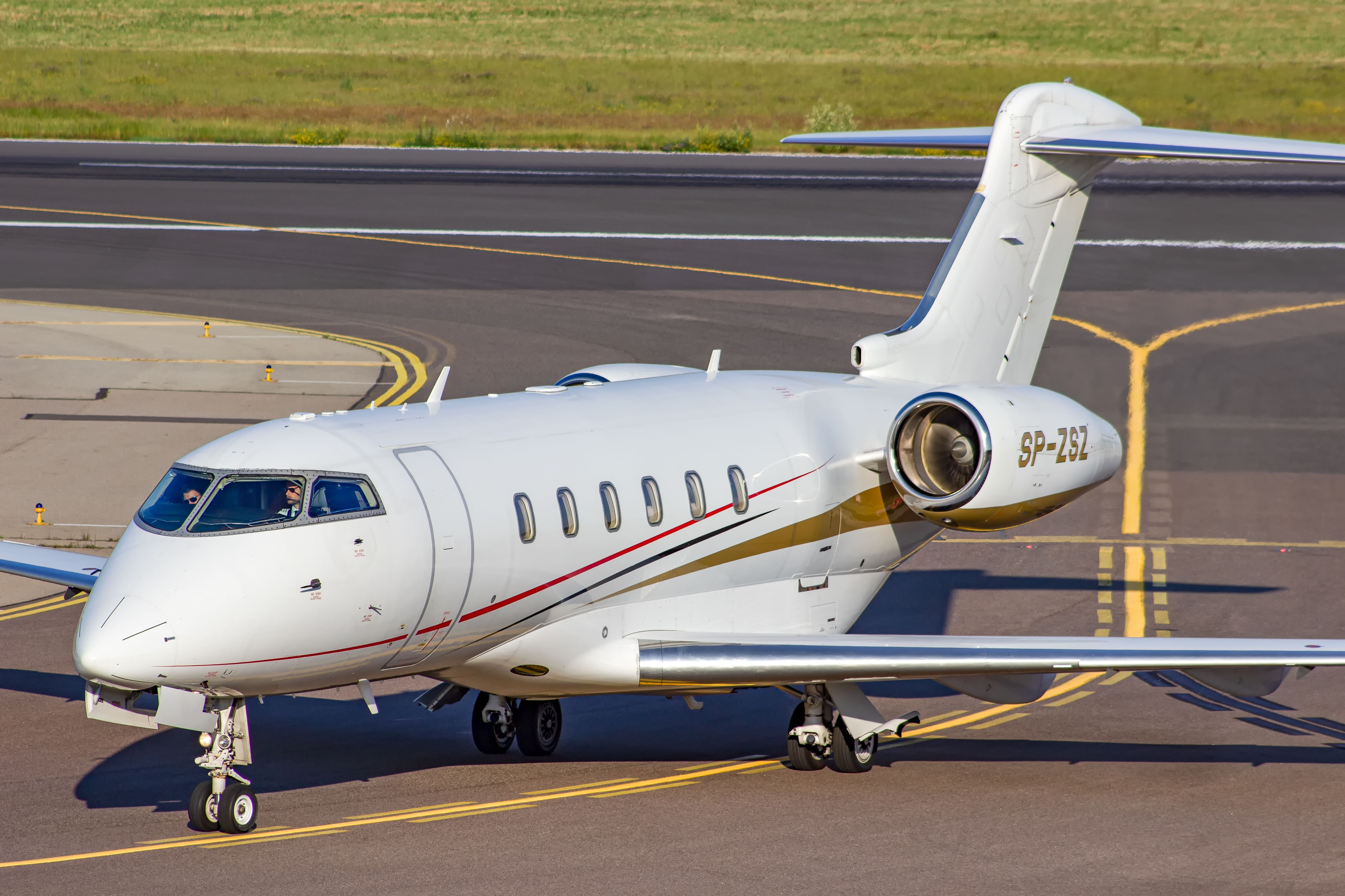 Challenger 300 taxiing 