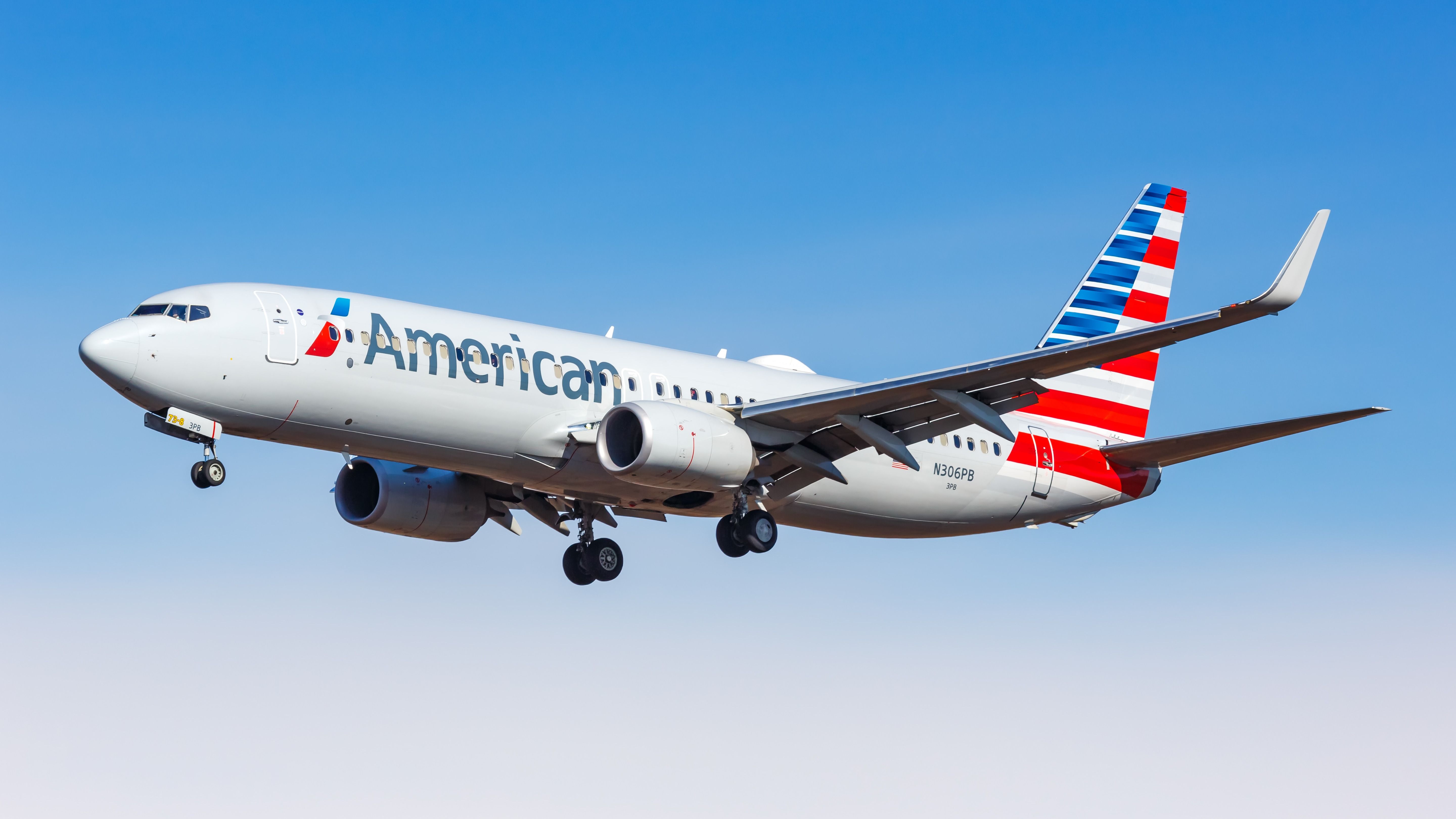 An American Airlines Boeing 737 flying in the sky.
