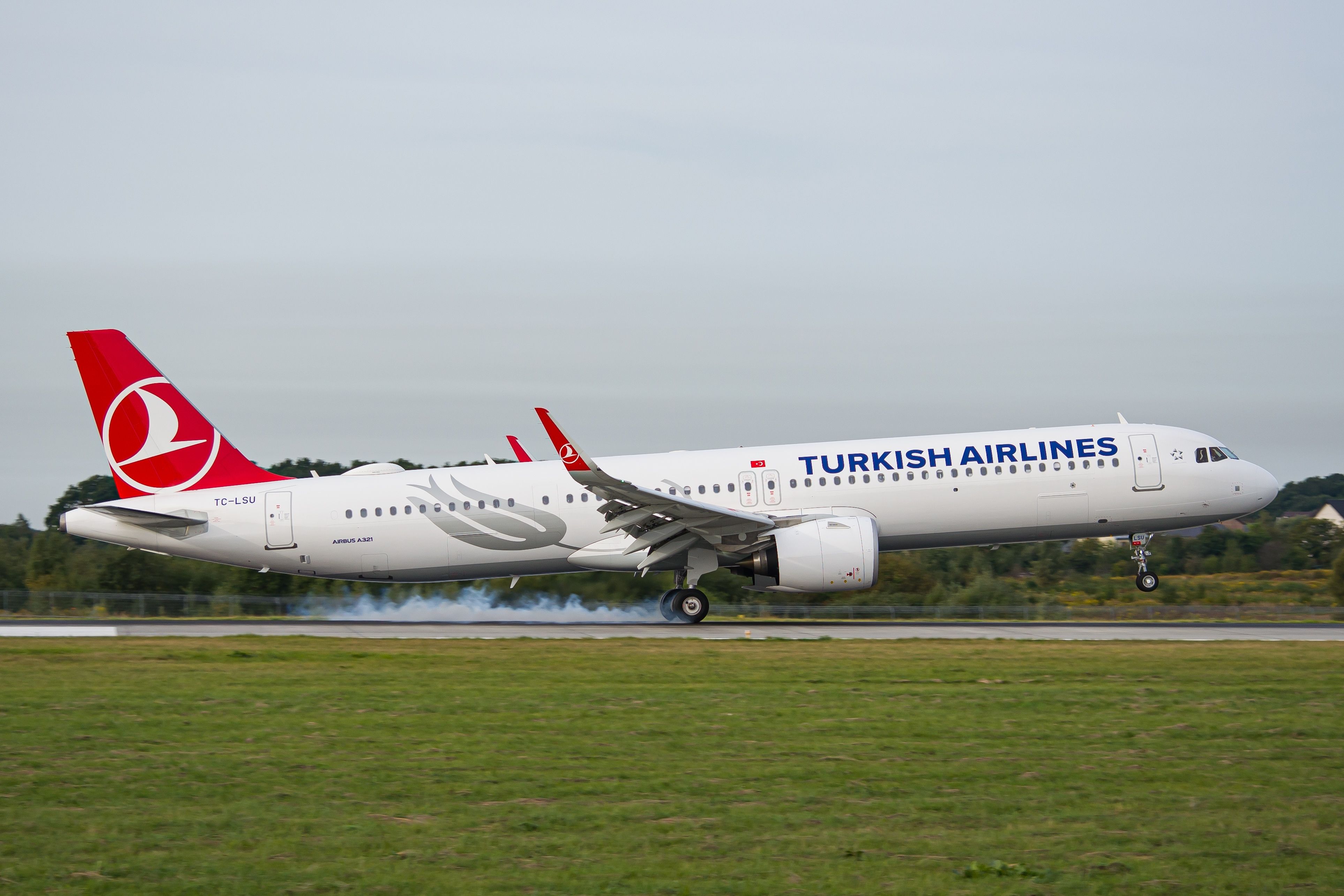 Turkish Airlines Airbus A321neo touching down.