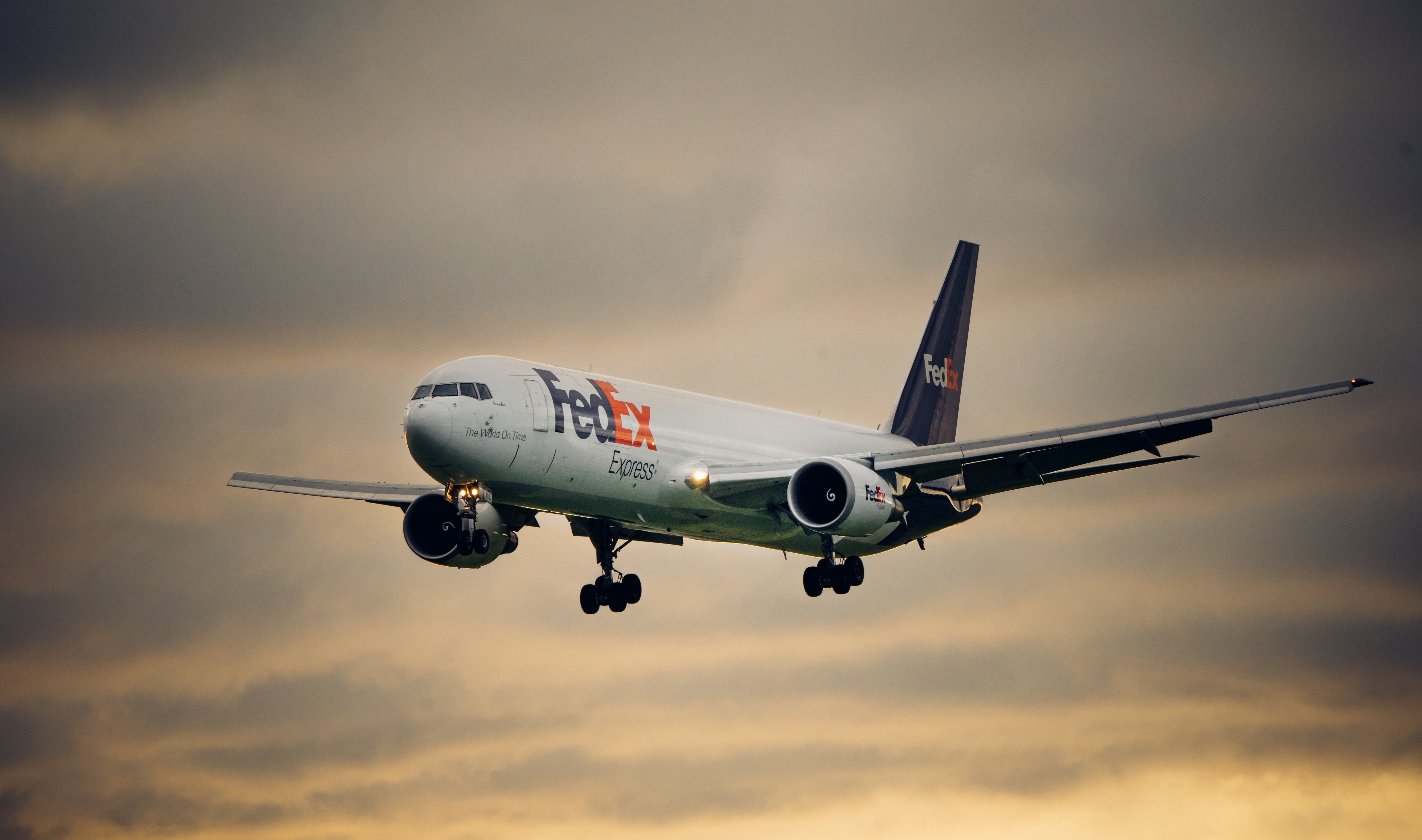 FedEx Boeing 767 landing in Dublin