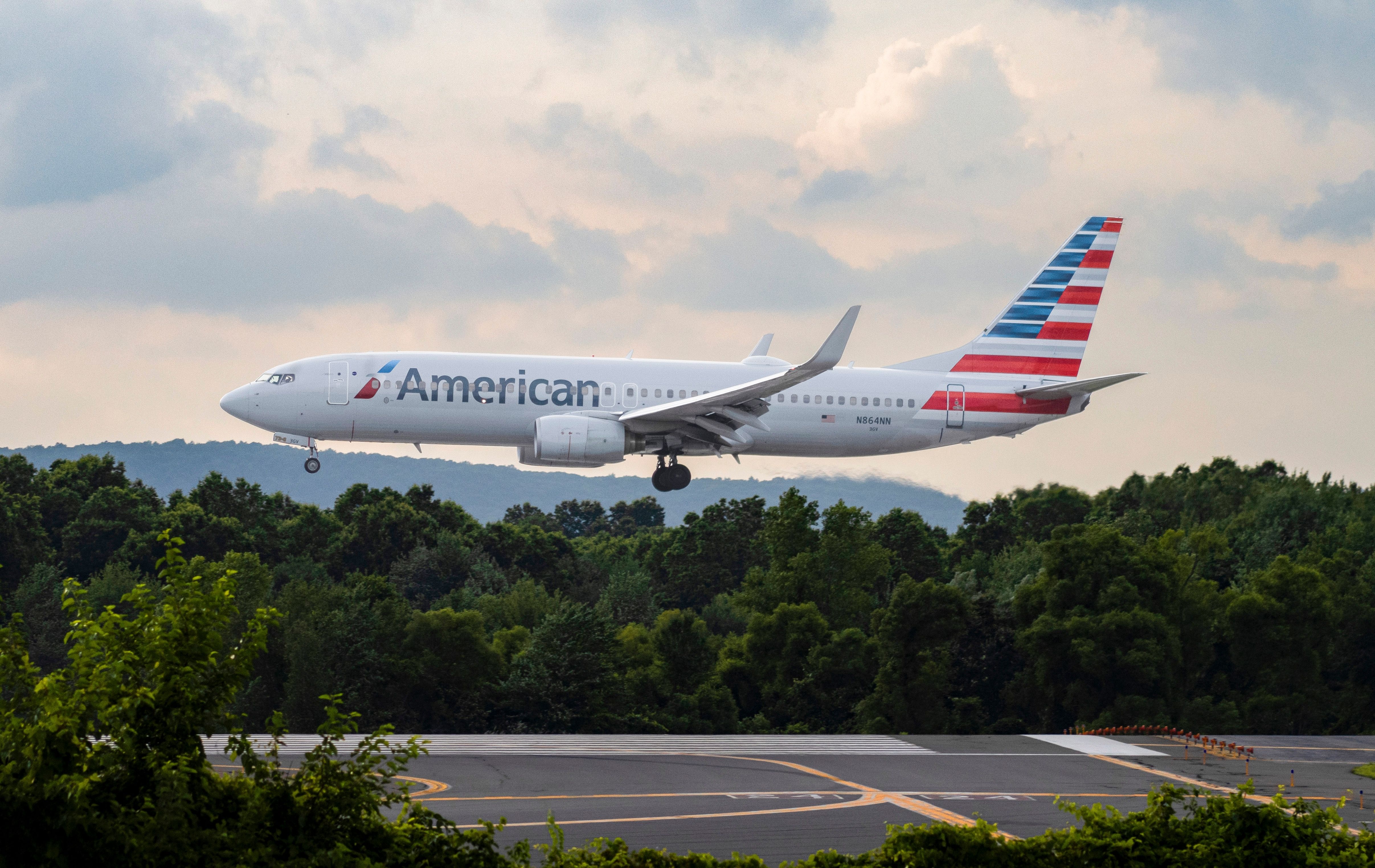 An American Airlines Boeing 737 landing