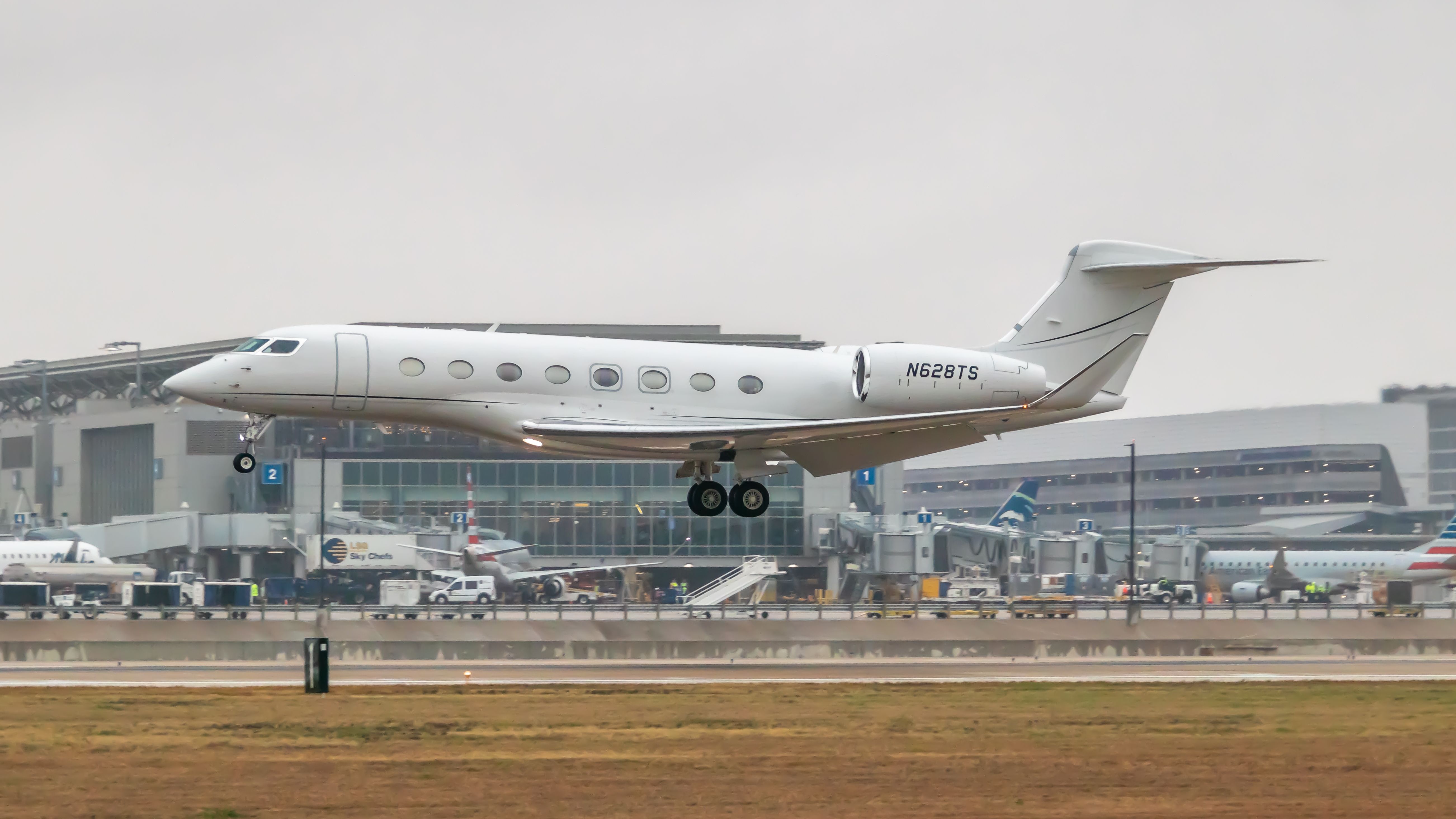 A Gulfstream G650ER about to land.