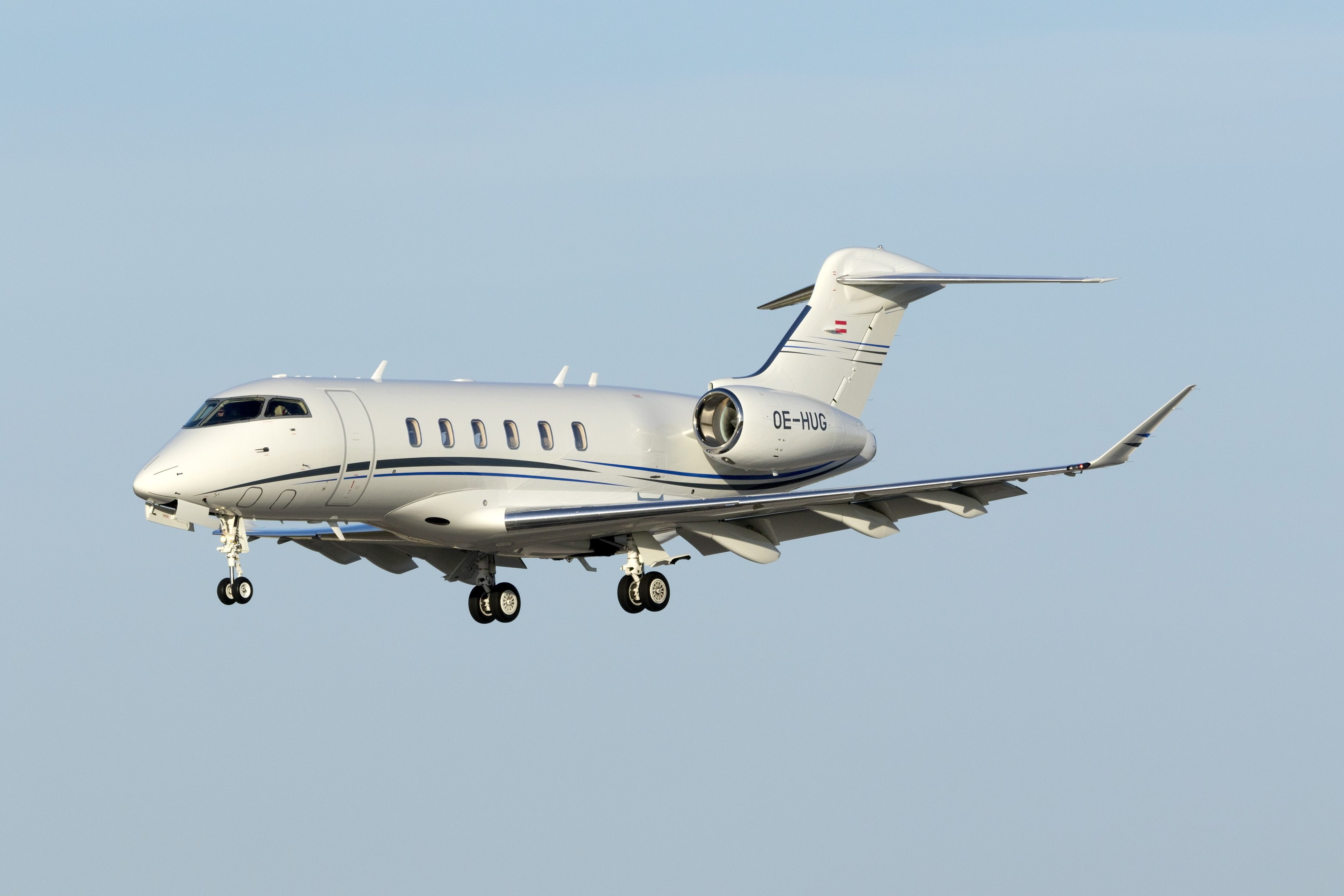 Challenger 300 on final approach 