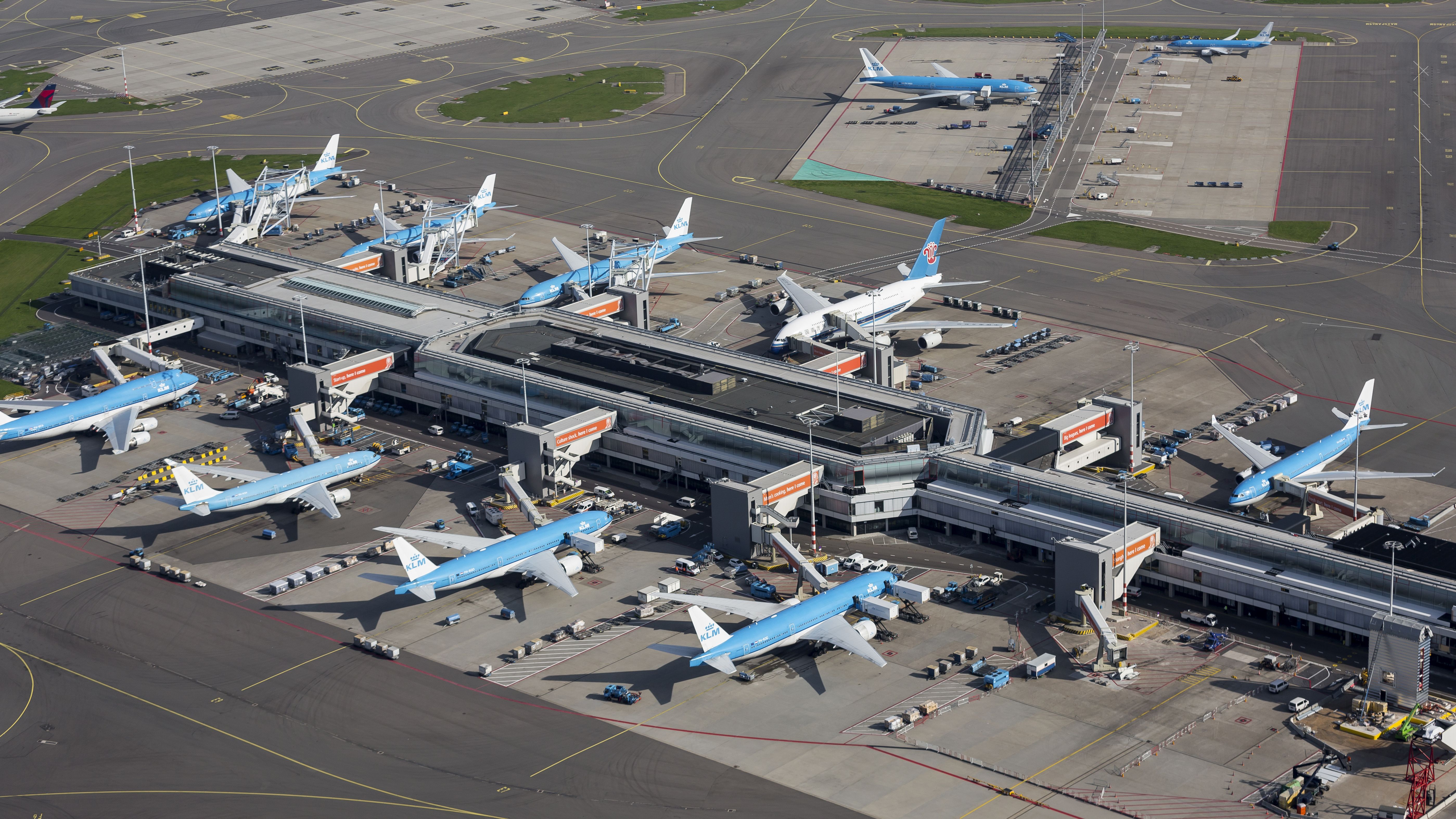 Ένας στόλος αεροσκαφών KLM στο αεροδρόμιο AMS