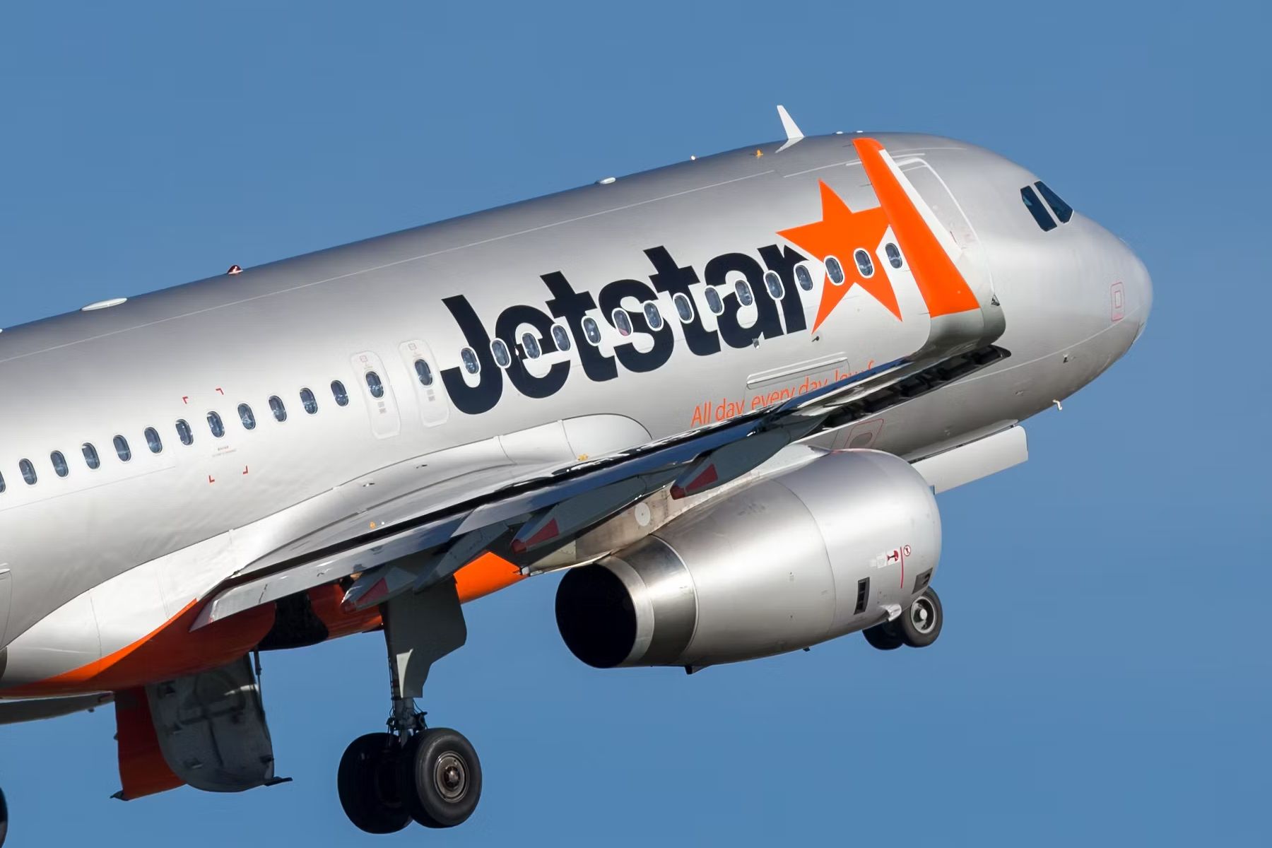 A Jetstar Airbus A321 flying in the sky.