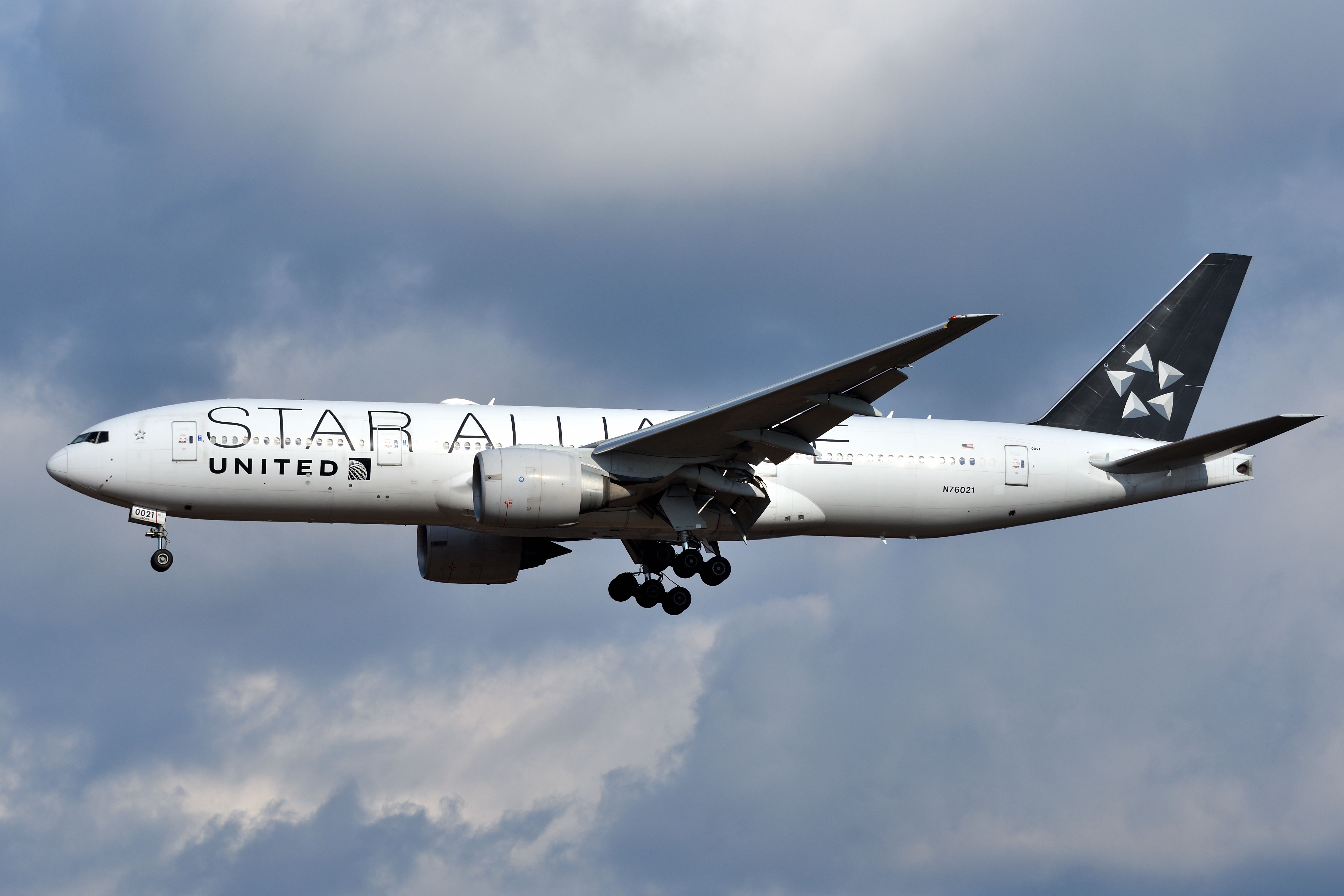 A United Airlines Boeing 777 in Star Alliance livery about to land.