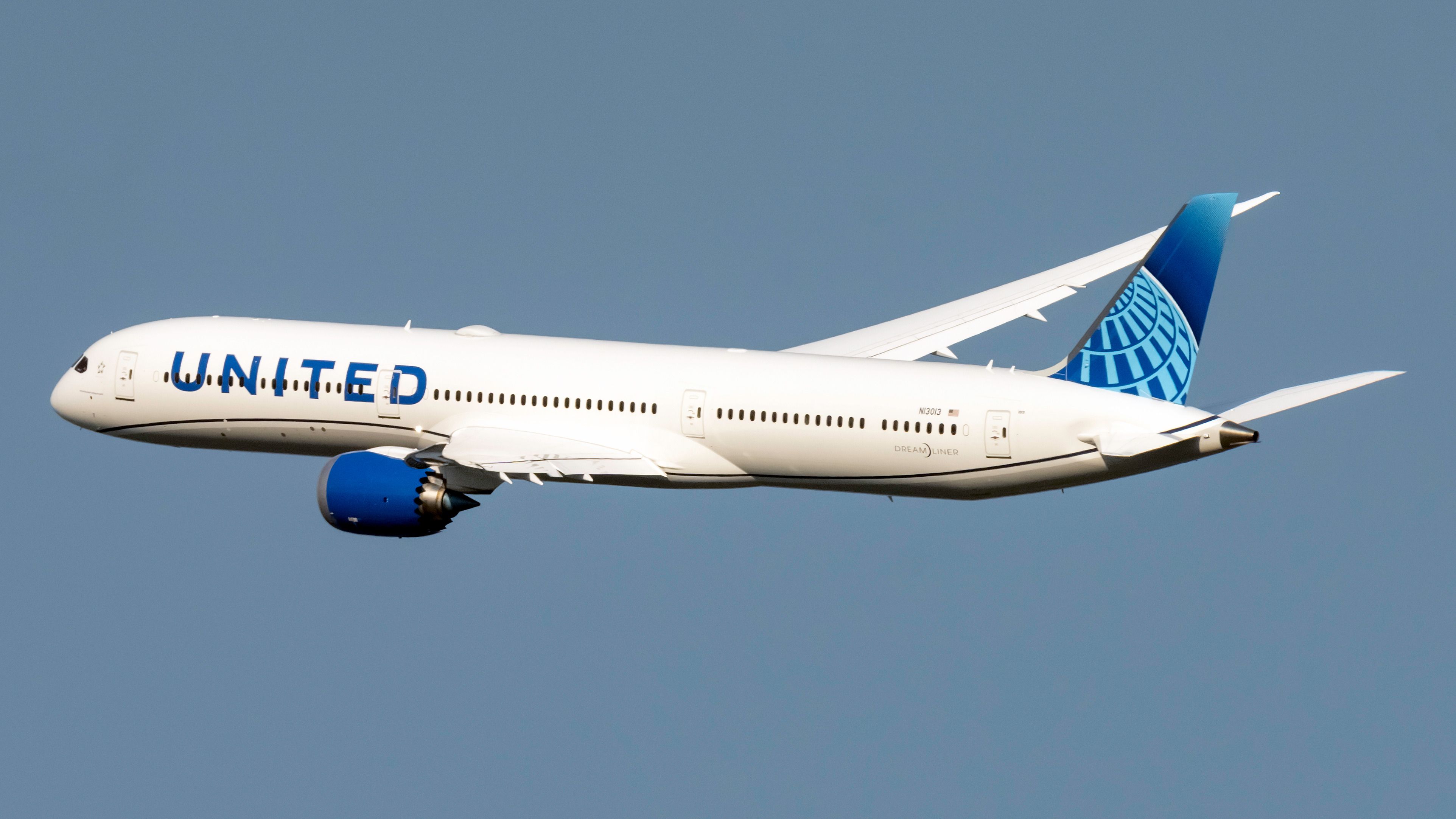 A United Airlines Boeing 787-10 