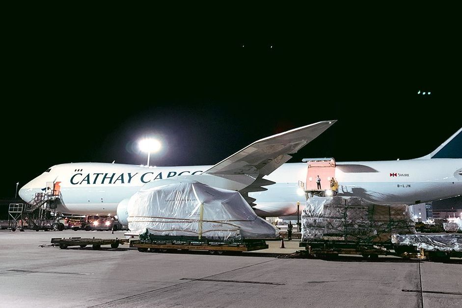 A Cathay Pacific 747 being loaded