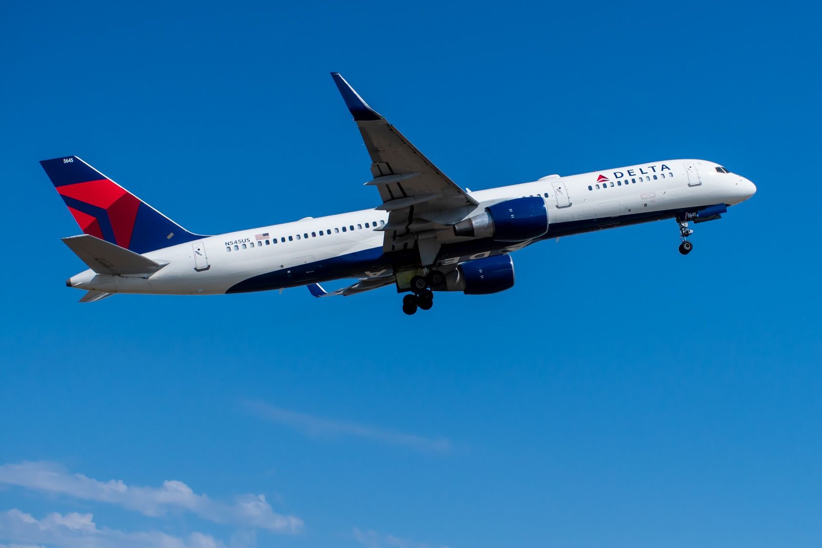Delta Air Lines Boeing 757-251 departing.