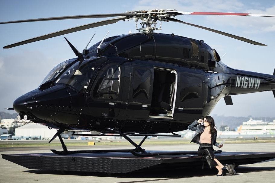 Lauren Sanchez with Black Bell Helicopter (4x6)