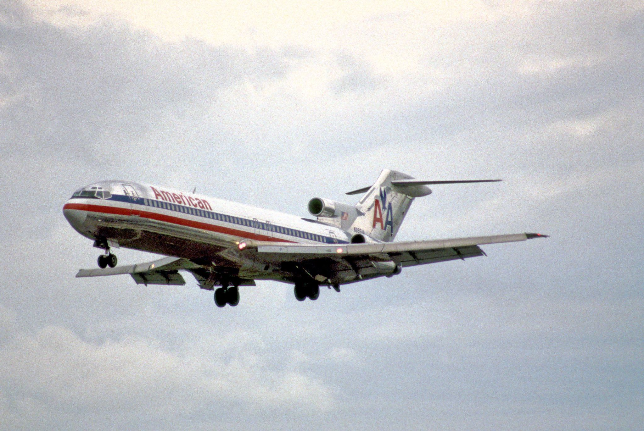 American Airlines Boeing 727-223; N886AA@MIA;24.01.1998