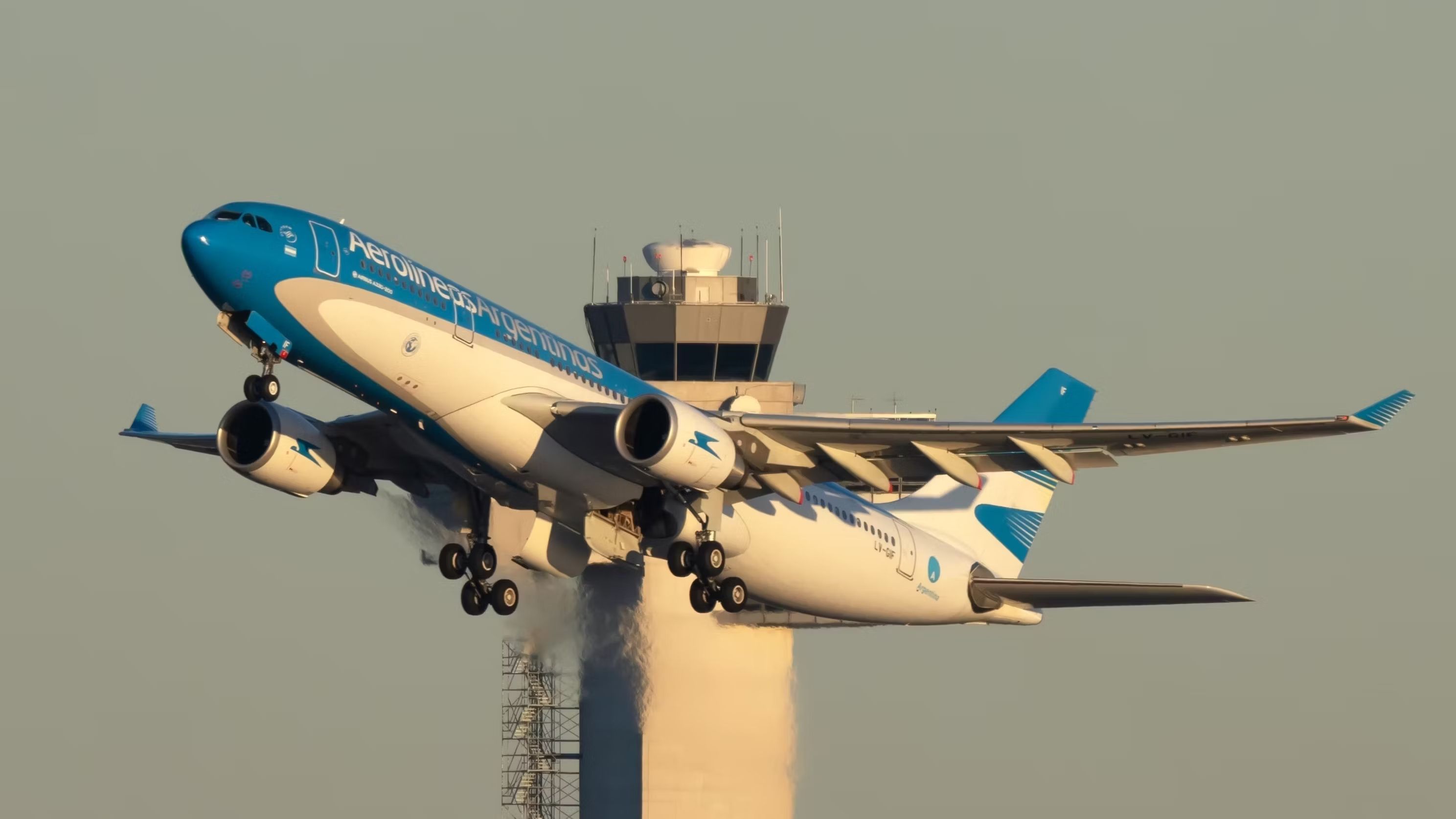 How much money did Aerolíneas Argentinas lose?